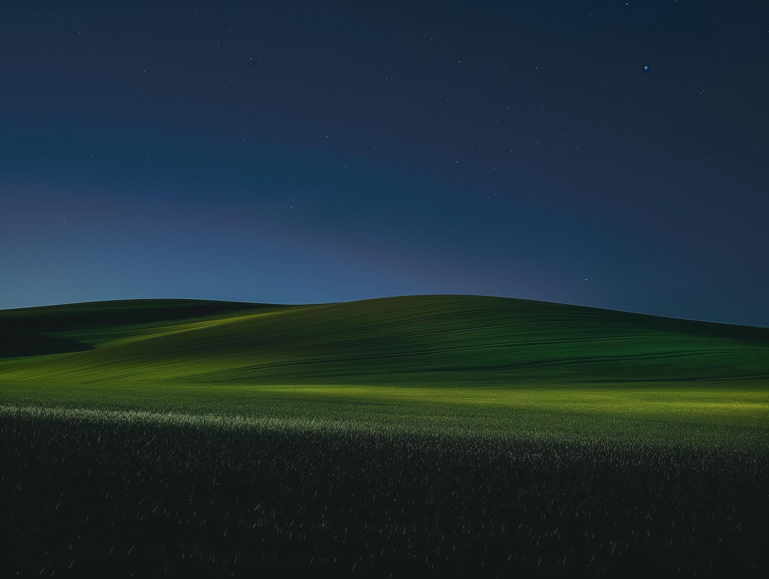 2464x1856 Dark mode Windows XP wallpaper