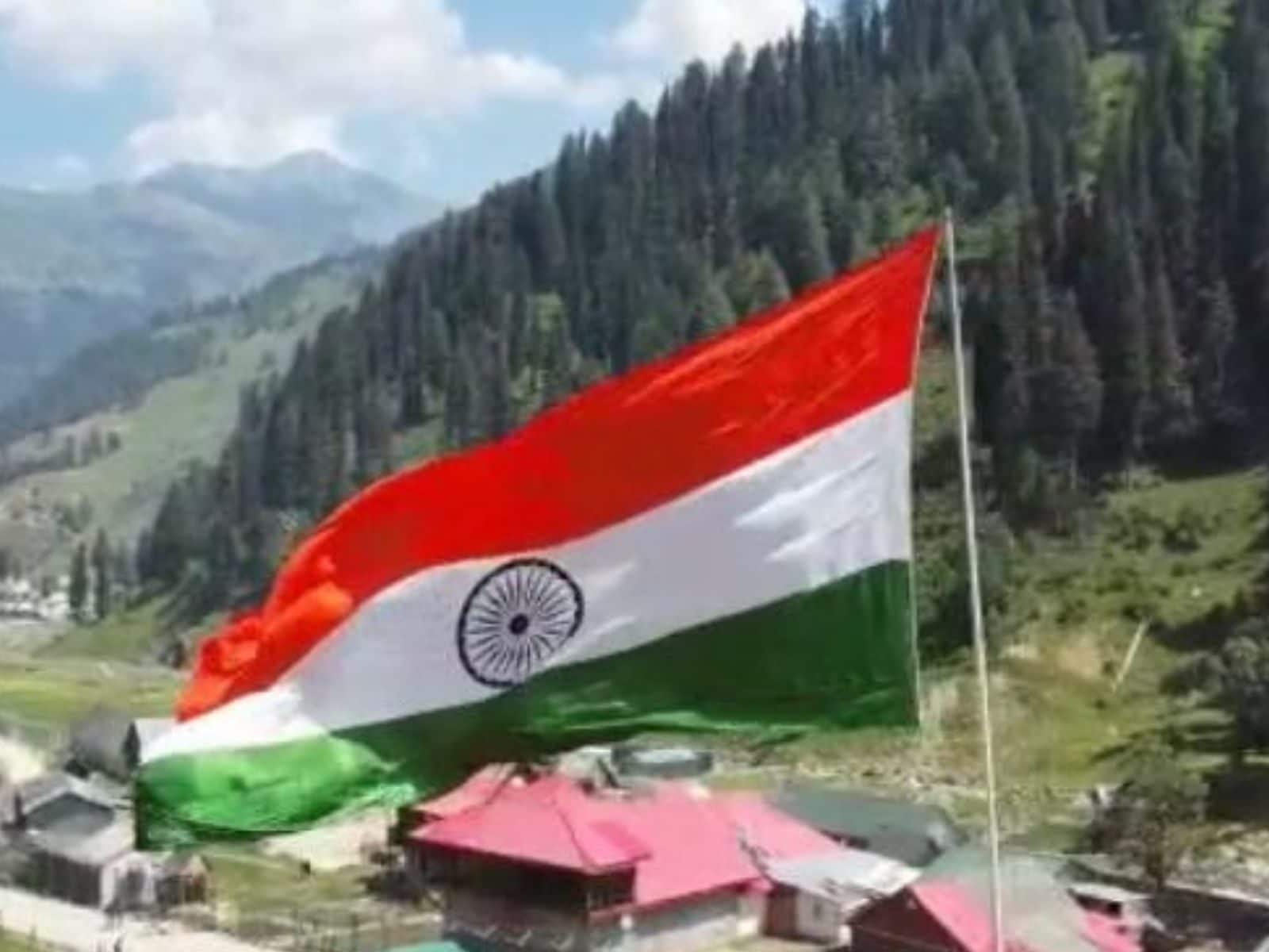1600x1200 J&K Village Unfurls Tallest National Flag In Kashmir Along LAC; Army Joins I Day Celebrations