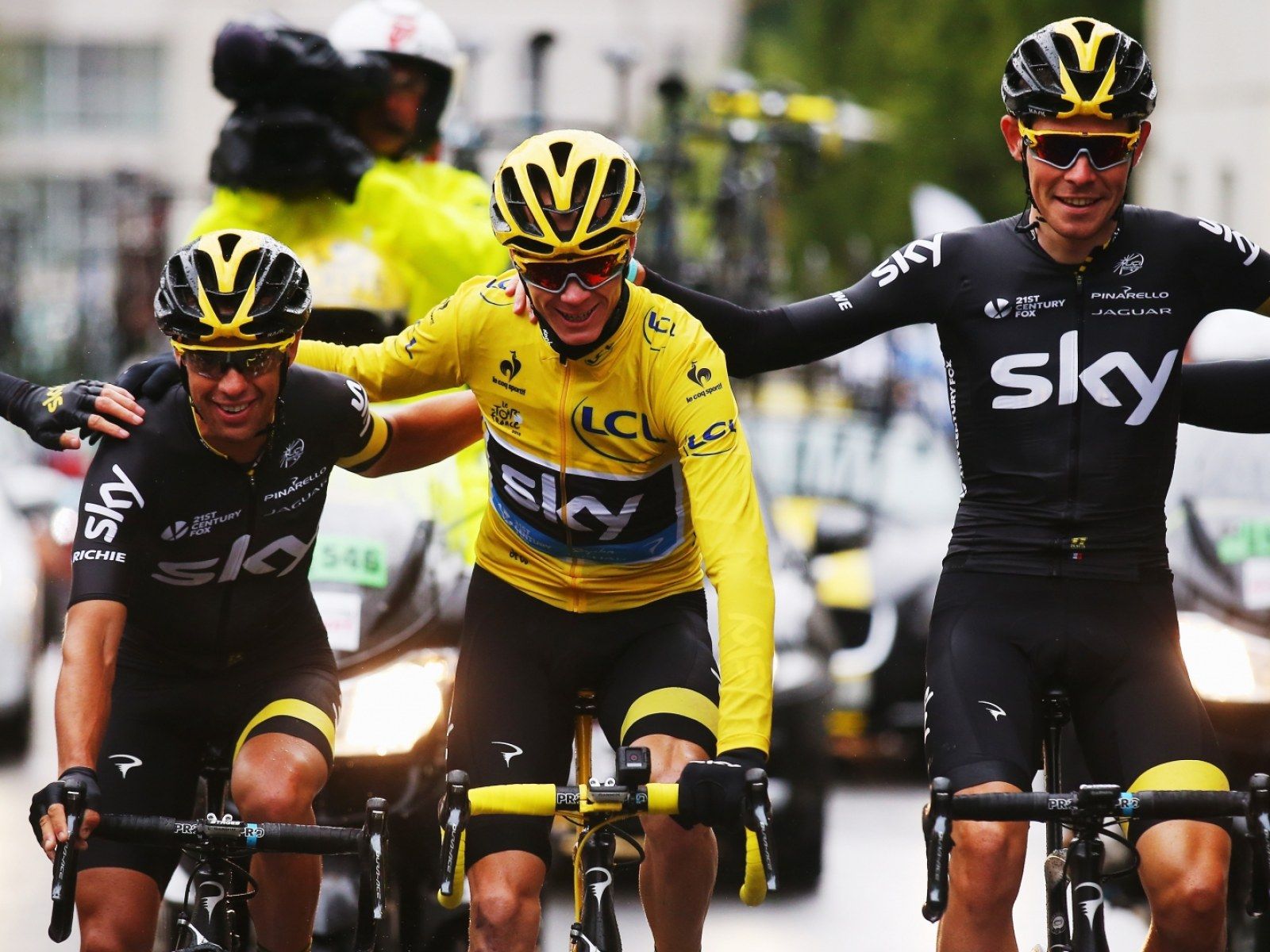 1600x1200 Tour De France 2015: Chris Froome Claims Historic Second Win After Rain Soaked Procession In Paris
