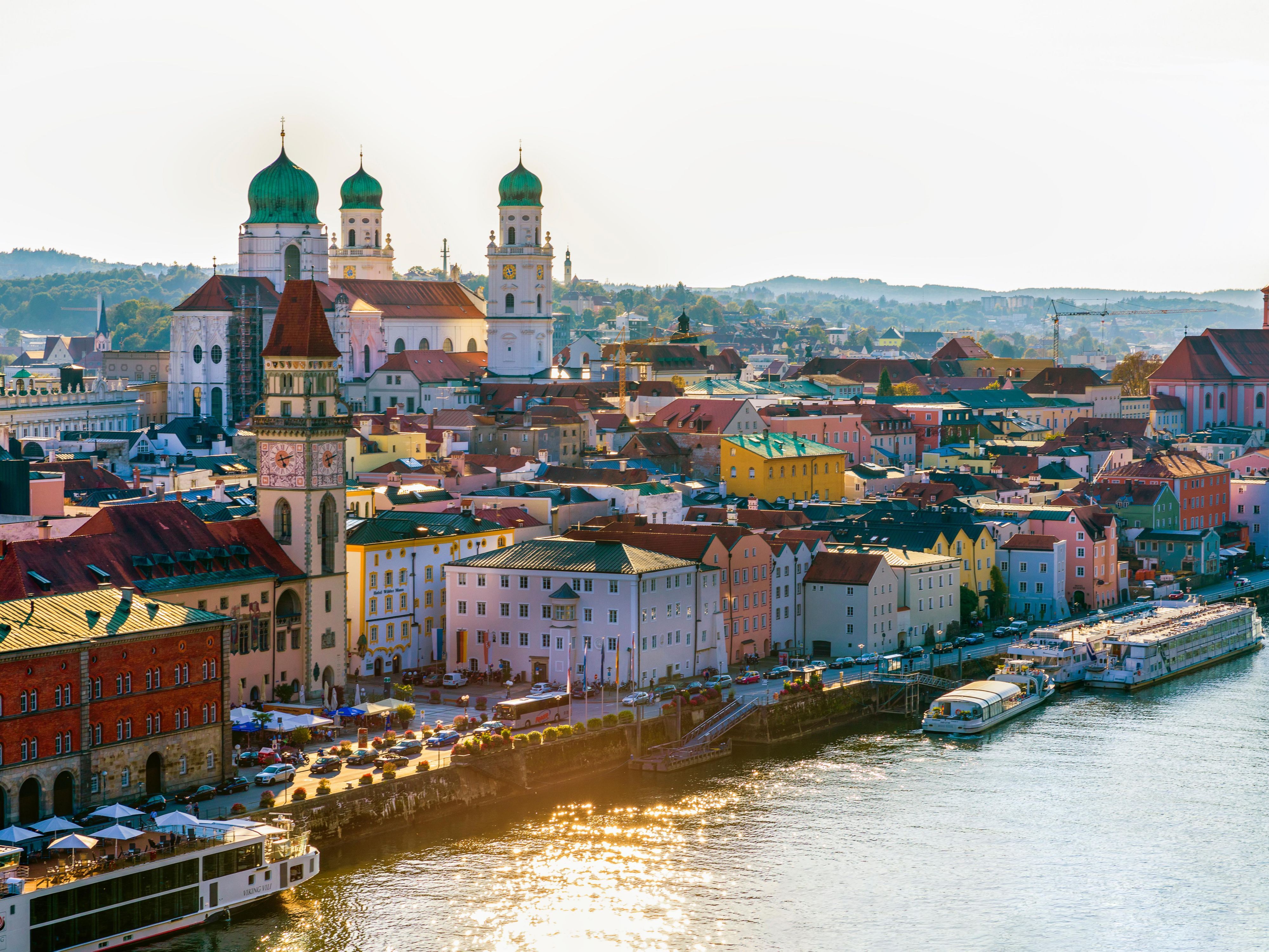 4000x3001 Sights in Passau. Holiday Inn niu, Flux Passau