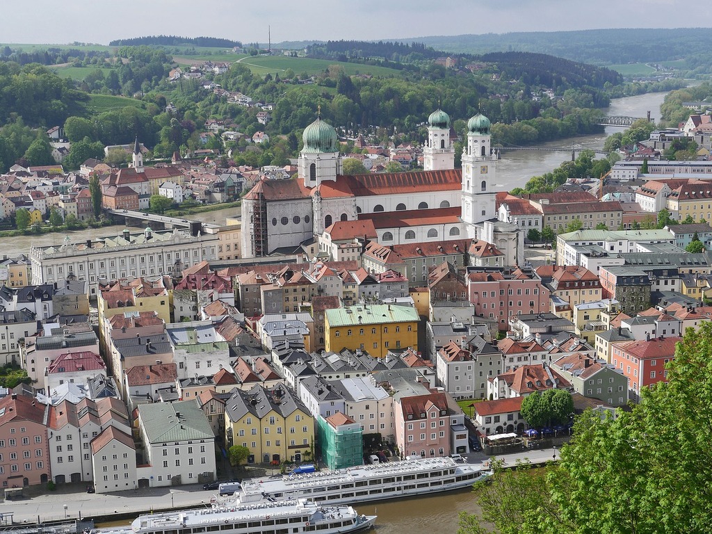 1024x768 A view of a city with a river in the foreground Passau old