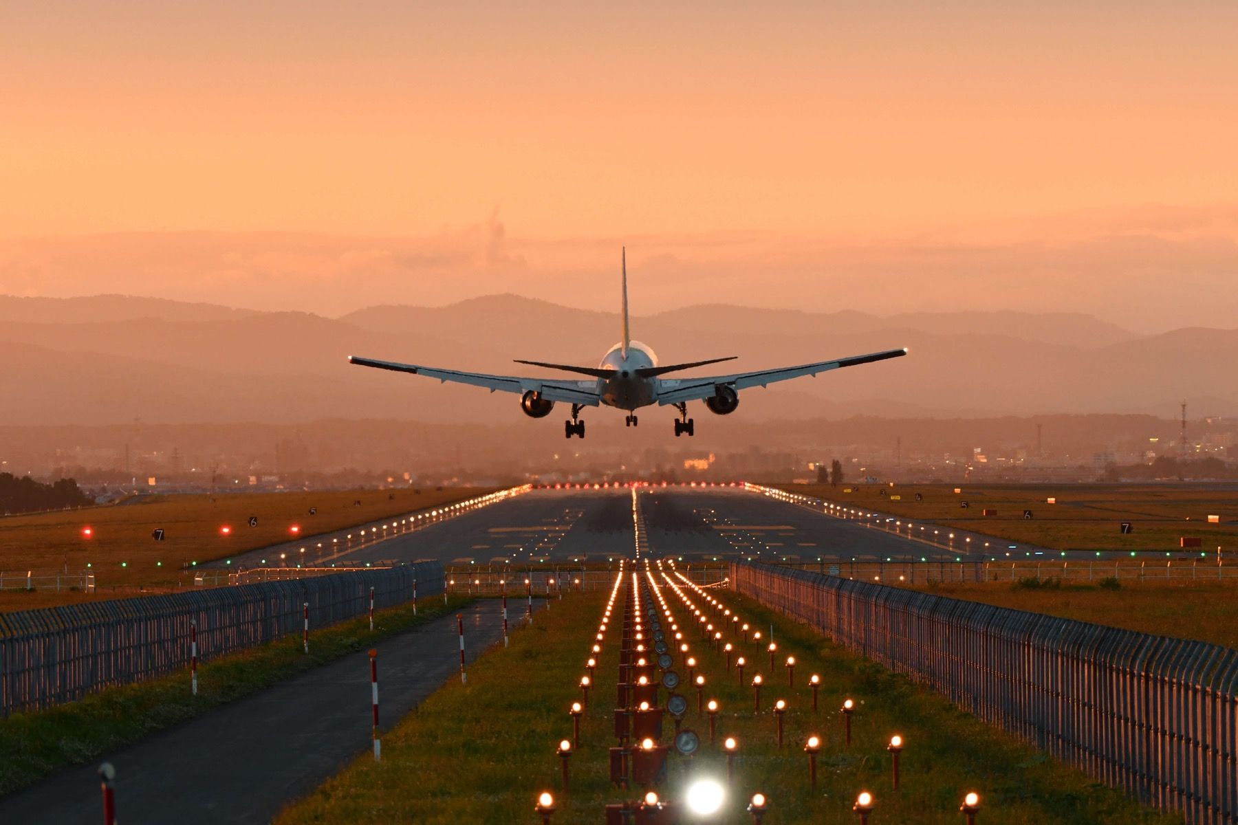1800x1200 Landing plane in the evening sun