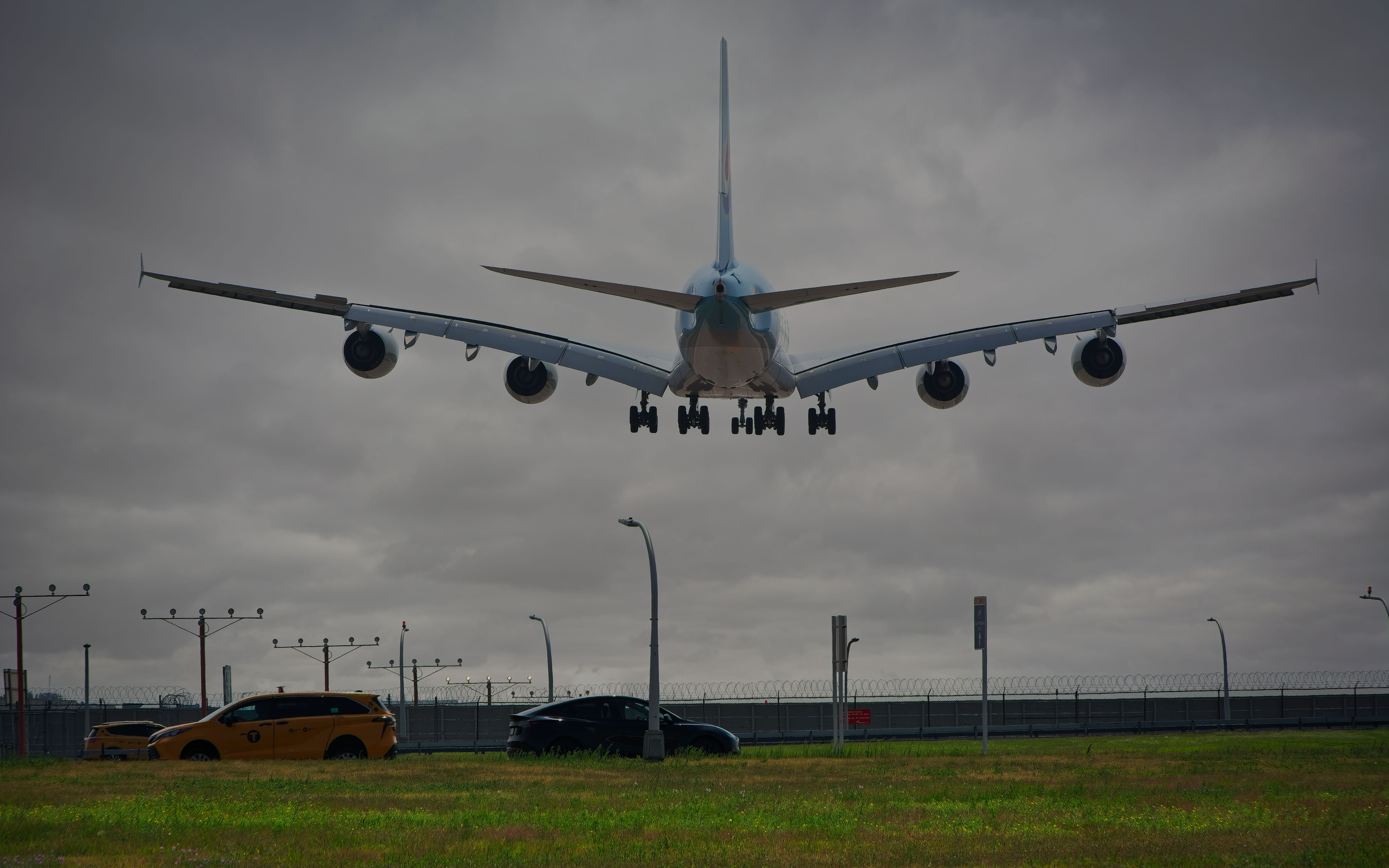 6000x3750 Airplane Landing at New York Airport on Cloudy Day · Free