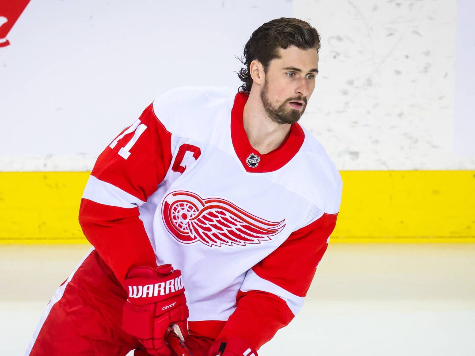 1600x1200 Download Red Wings Captain Dylan Larkin Wallpaper