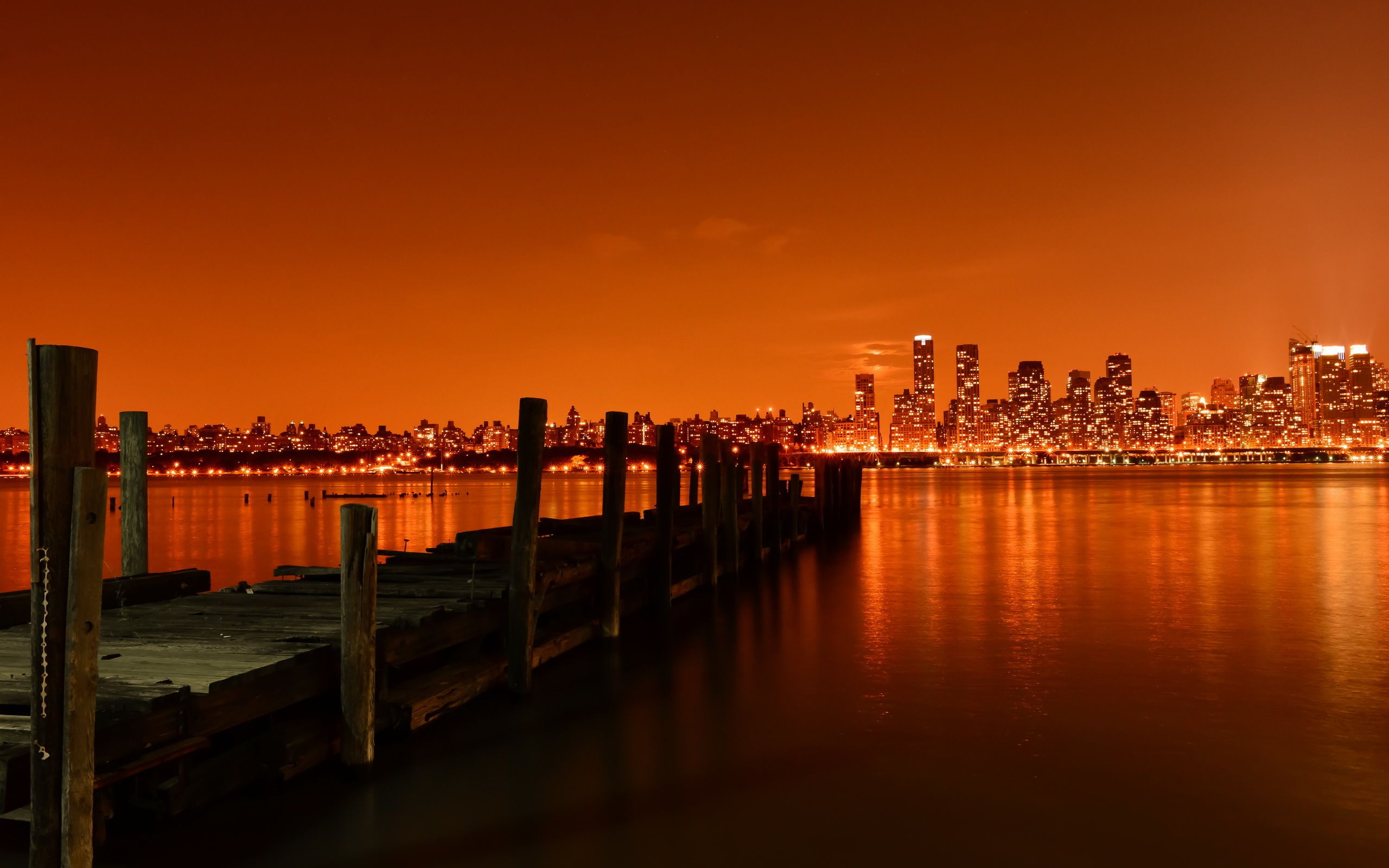 2560x1600 Dusk Glow Over Hudson River Pier