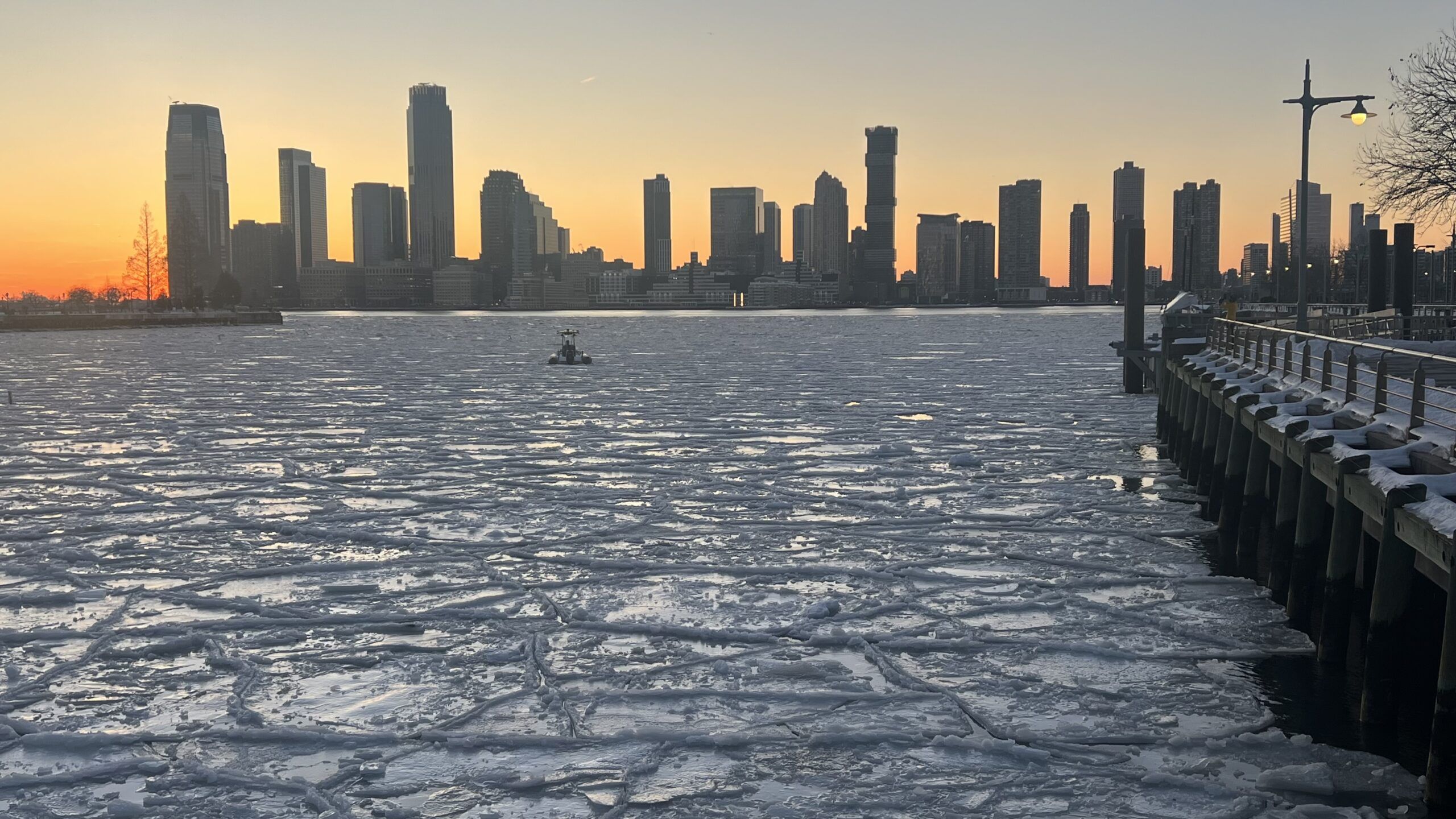 2560x1440 Snapshots of a Waterfront Wonderland