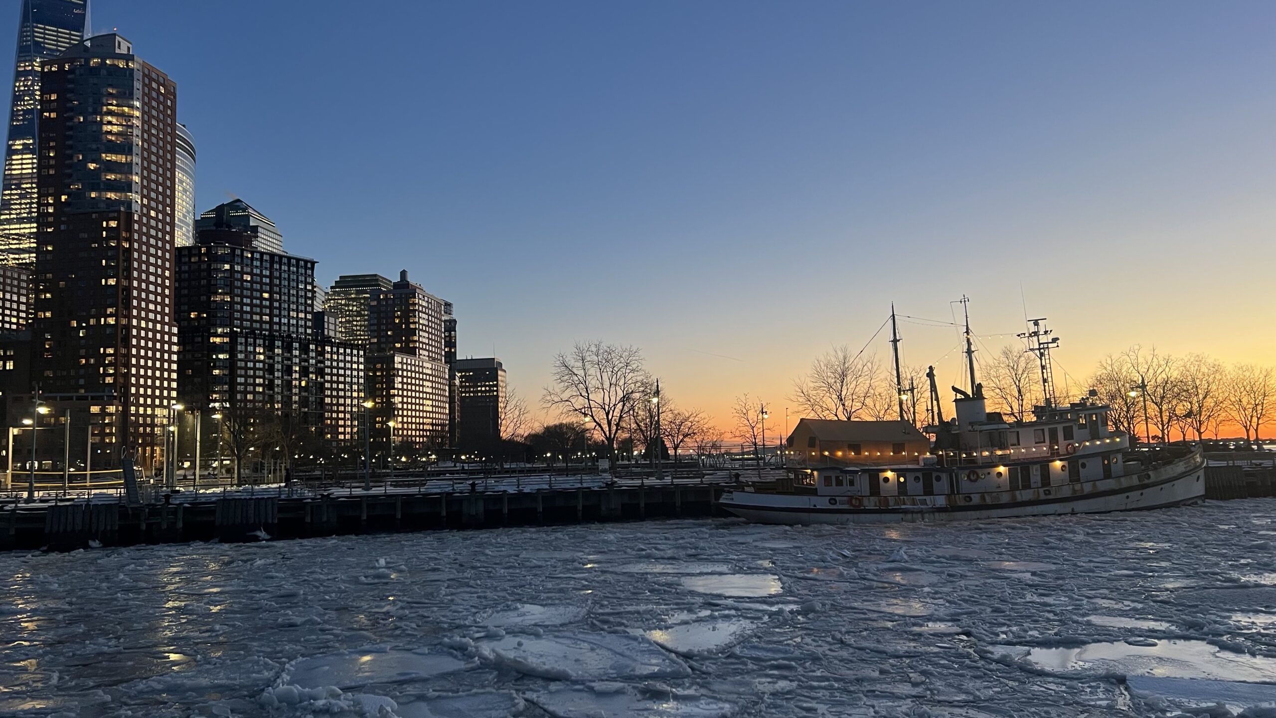 2560x1440 Snapshots of a Waterfront Wonderland