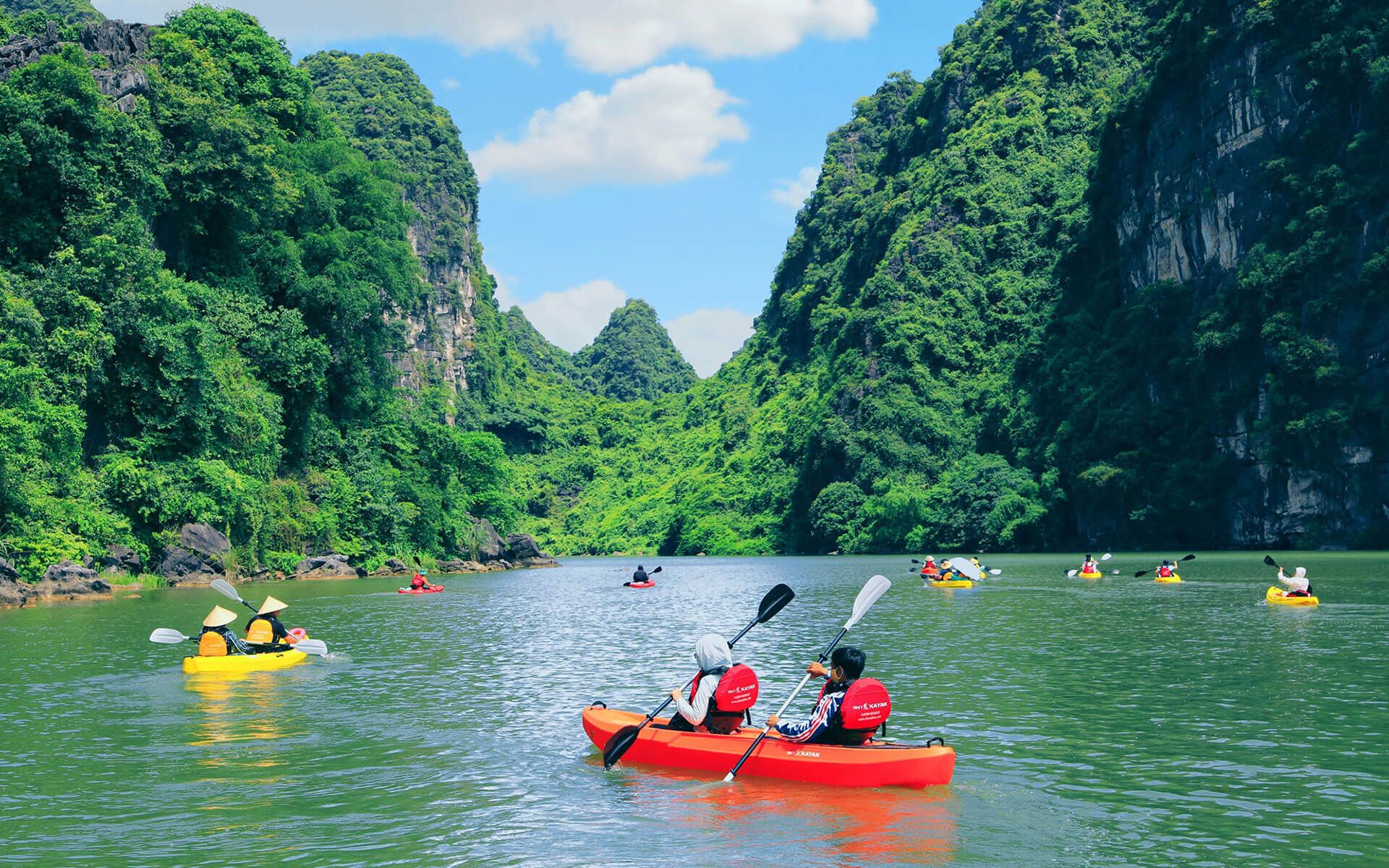 1920x1200 Kayaking in Trang An Experience in Trang An, Vietnam