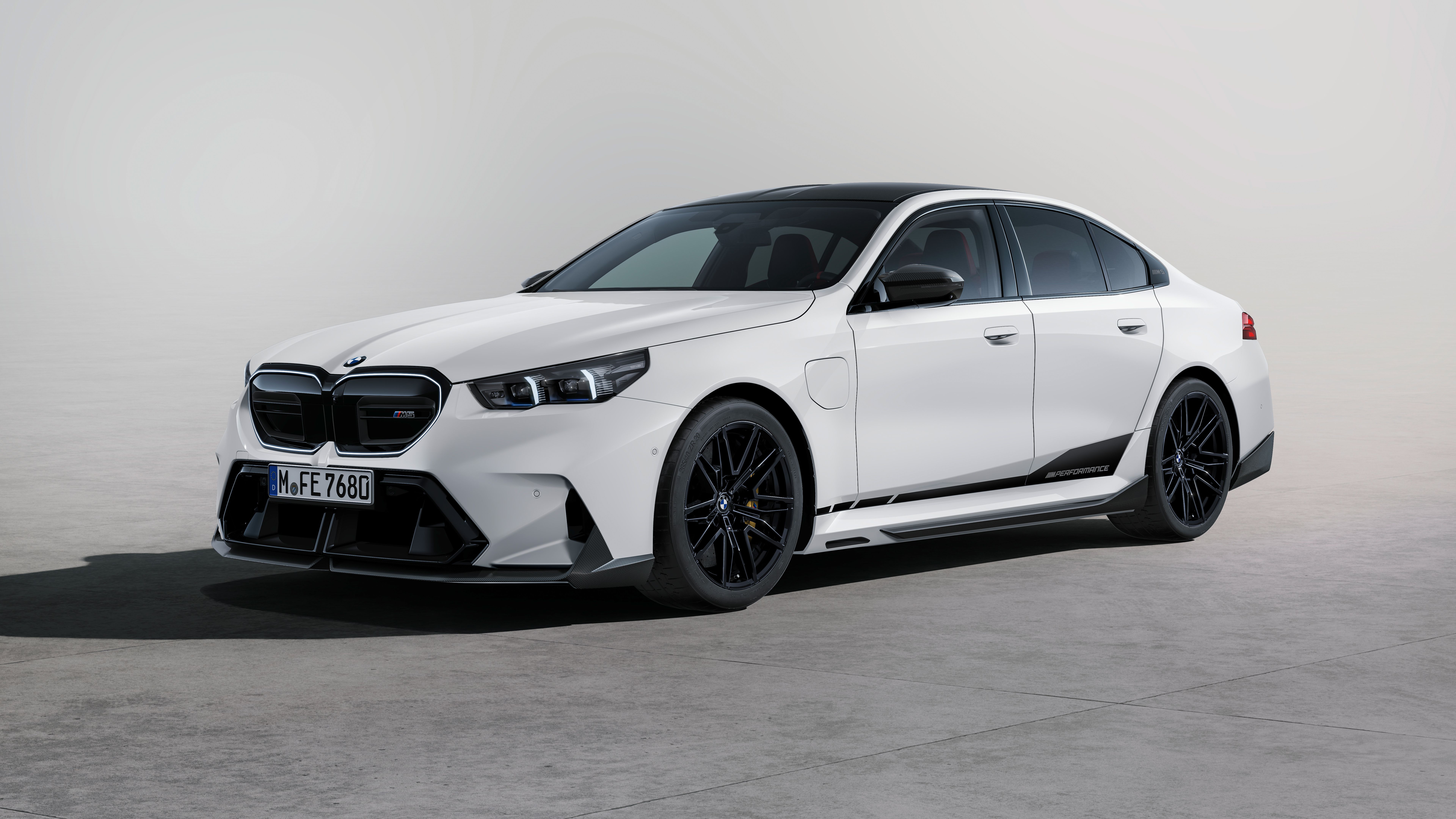 7680x4320 BMW M5 G90 Wallpaper