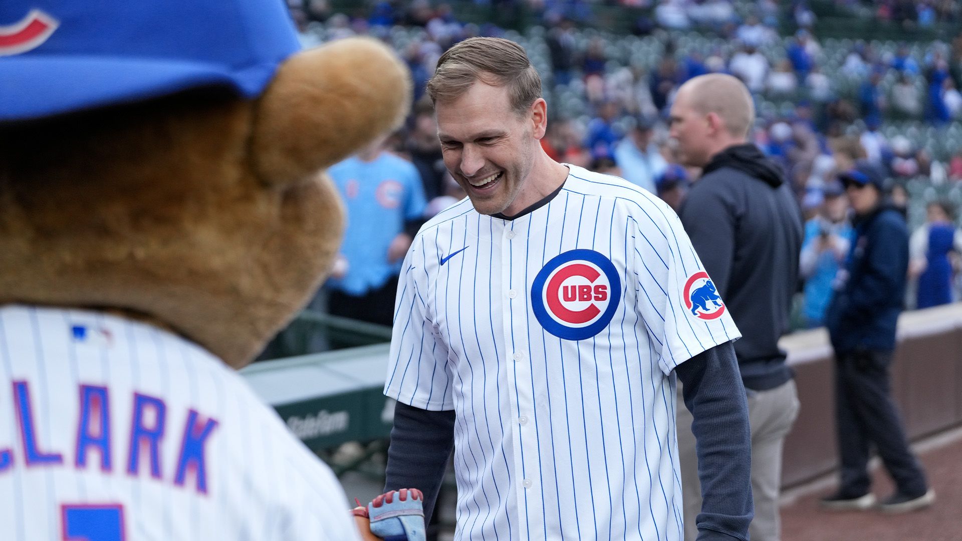 1920x1080 Bears coach Ben Johnson given hero's welcome throwing first pitch at Cubs game. Chicago Bears News