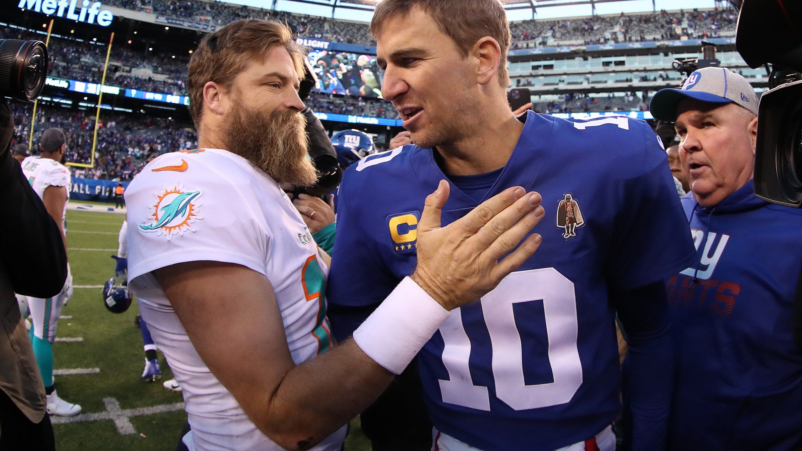2560x1440 Dolphins Fitzpatrick shares in Manning's potential swan song