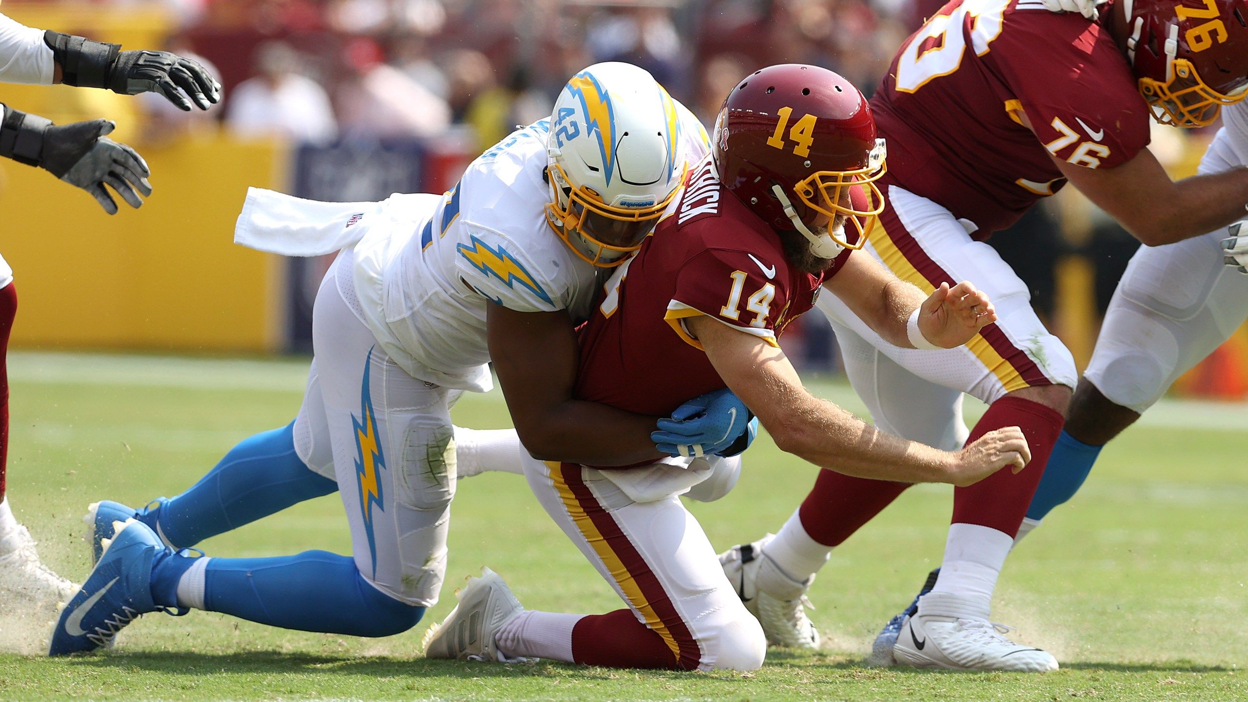 2560x1440 Ryan Fitzpatrick Exits Washington Debut With Hip Injury, Chargers Win 20 16