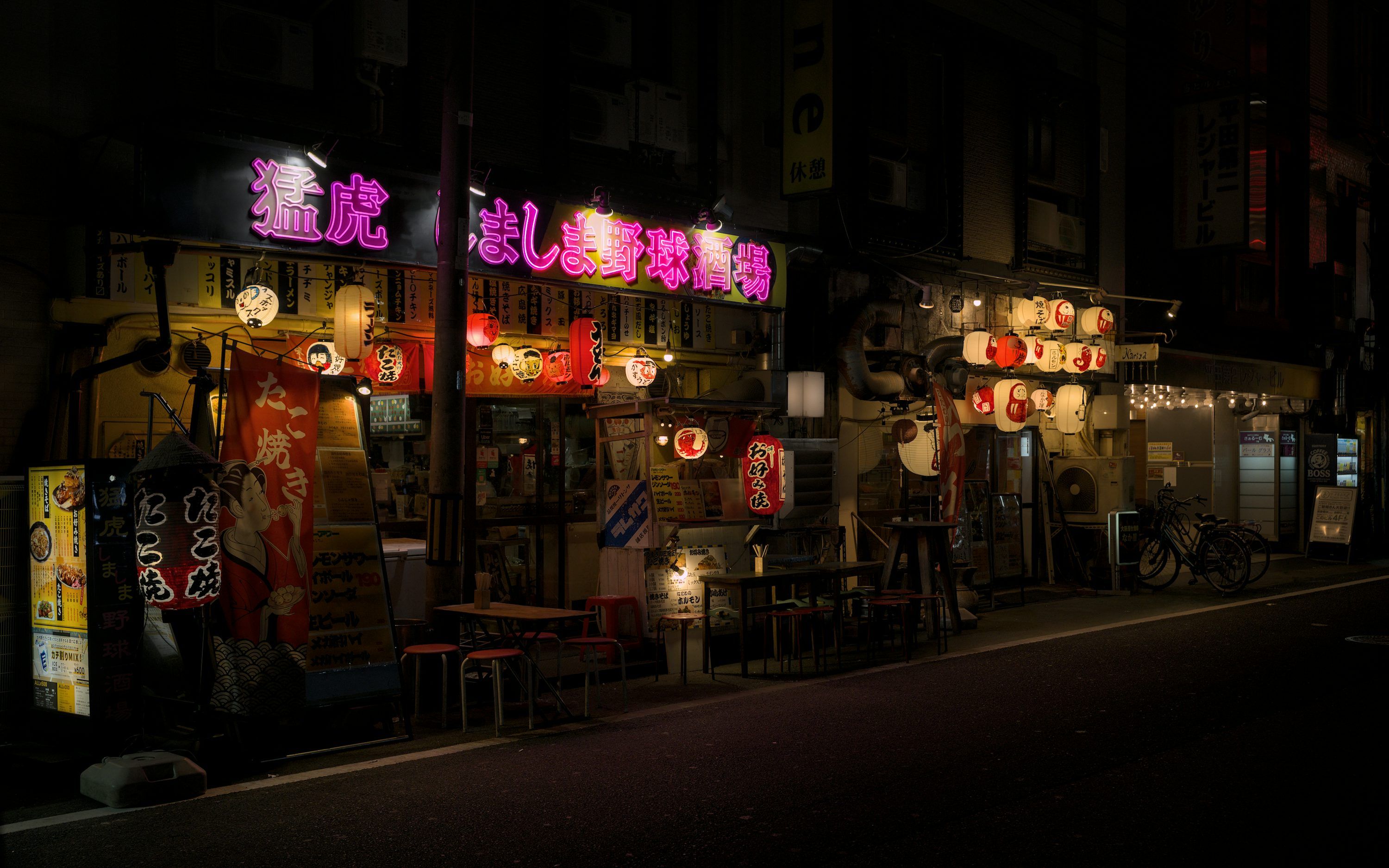 3000x1875 Japanese street at night with glowing lanterns
