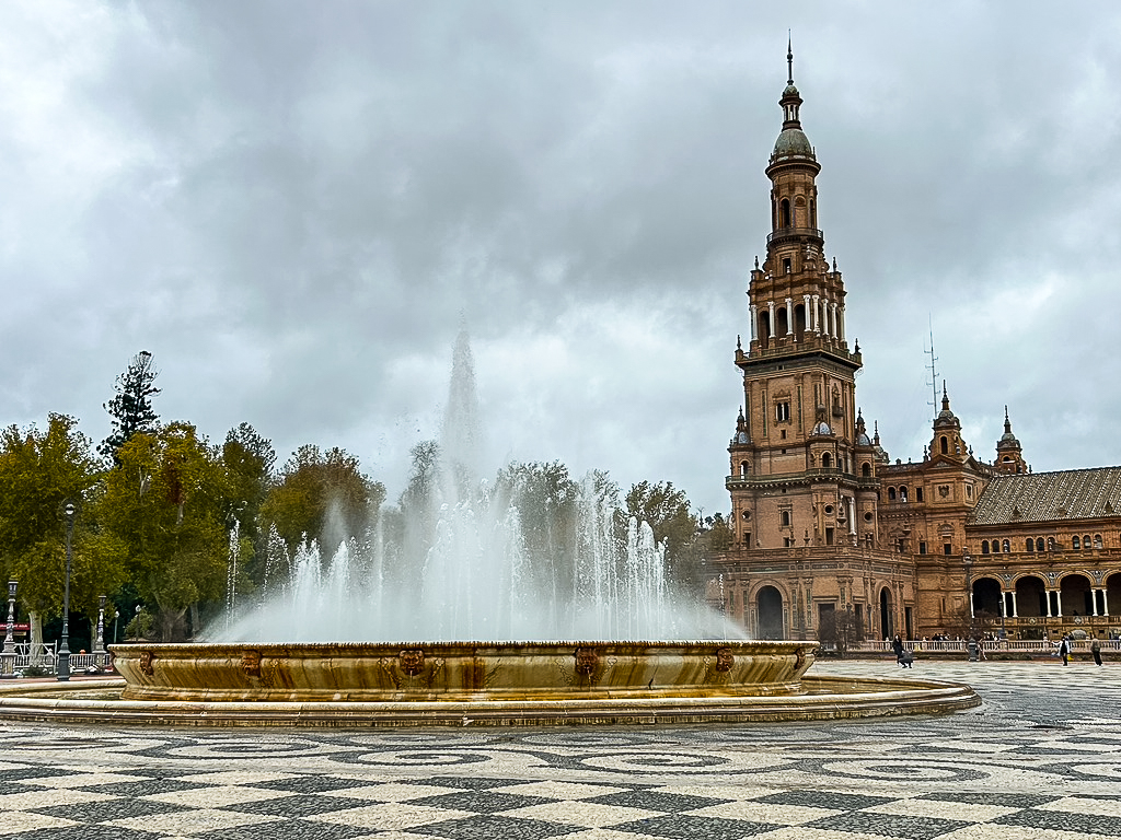 1024x768 Discovering Plaza de España in Seville: A Guide to Spain's Architectural Marvel