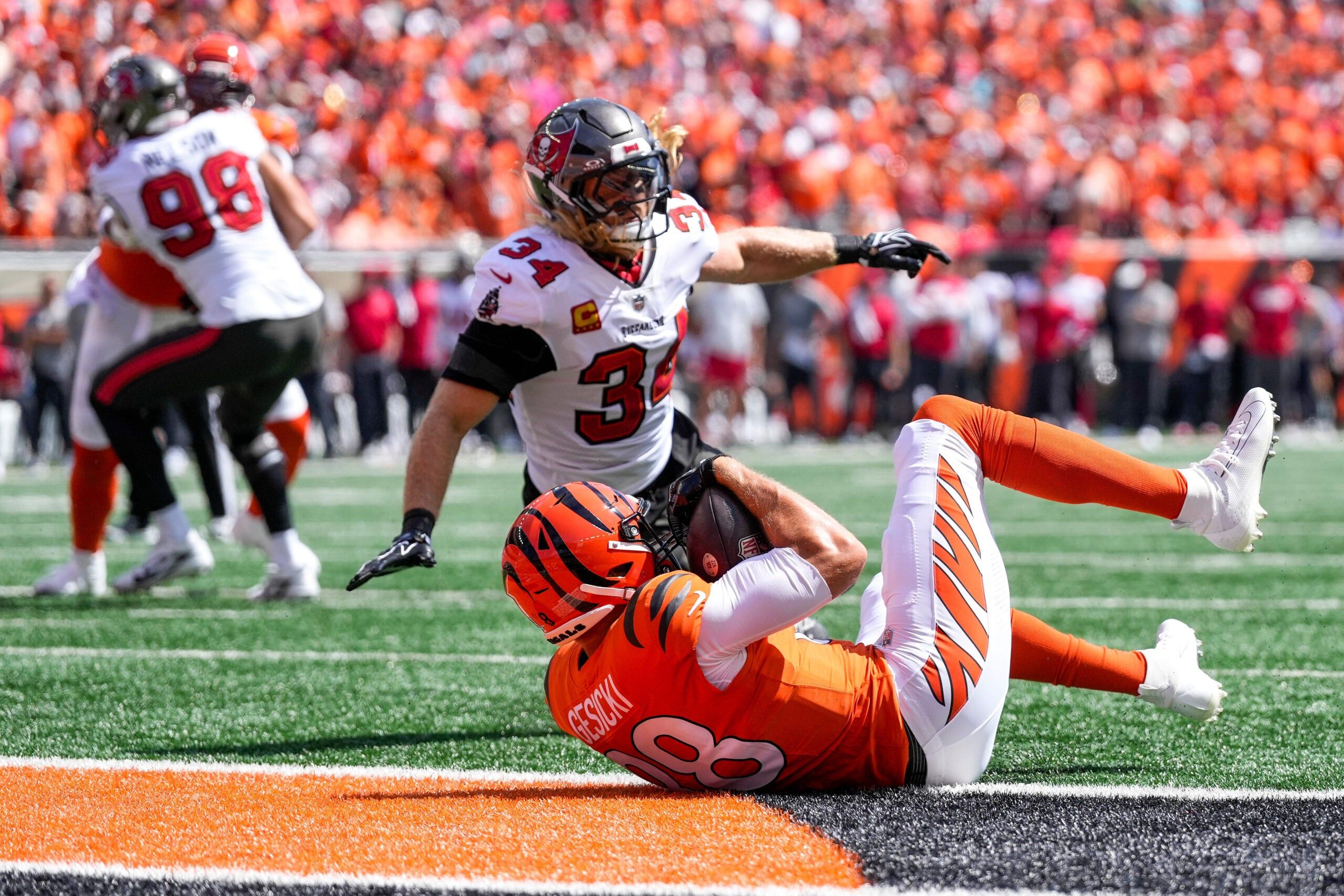 2560x1707 Alex Anzalone and Rueben Bain Jr. top the list of 5 Buccaneers players who have to bounce back against the Browns in Week 2