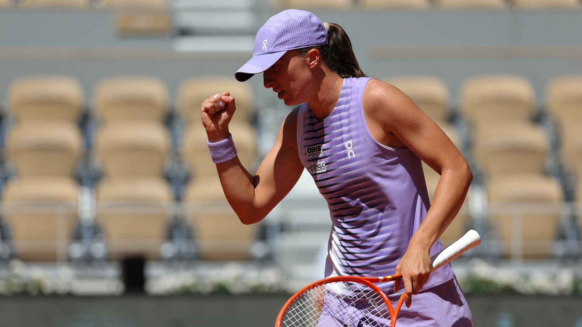 1920x1080 French Open: Swiatek overcomes serve issues to best Bejlek