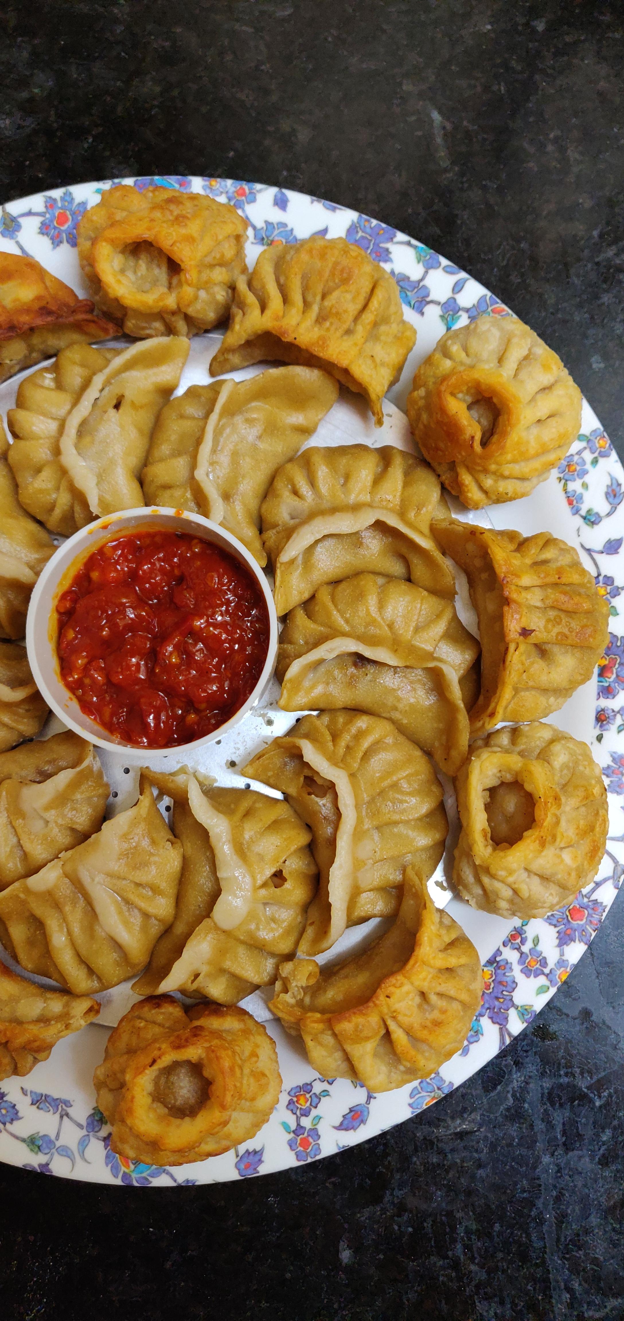 2176x4608 Steamed momos and fried momos with shechzuan chutney