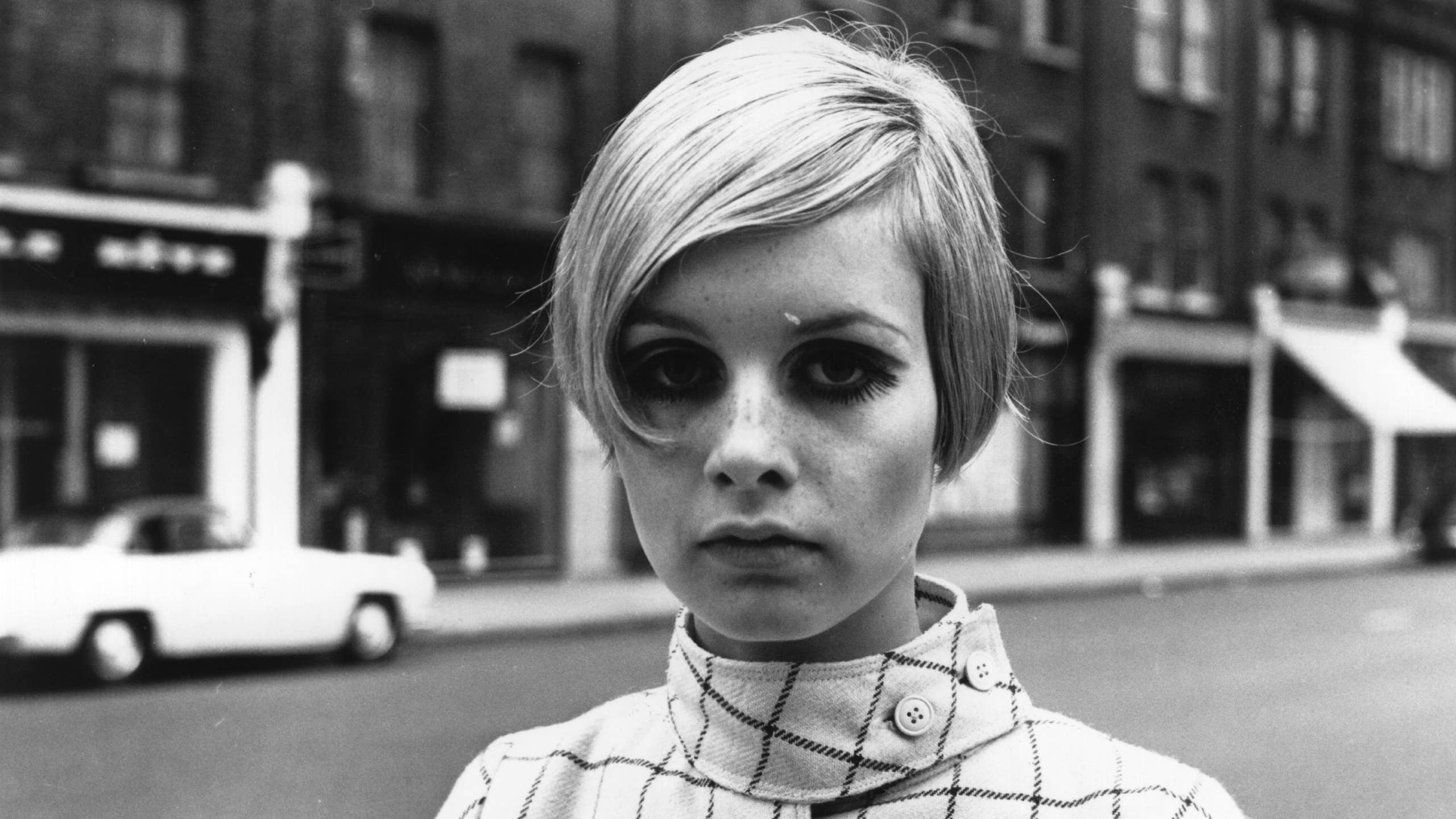 2560x1440 Happy Birthday, Twiggy! 15 Striking Photo of the '60s Style Icon