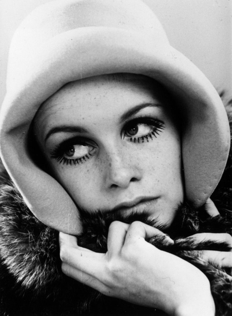 880x1200 Twiggy Wallpaper