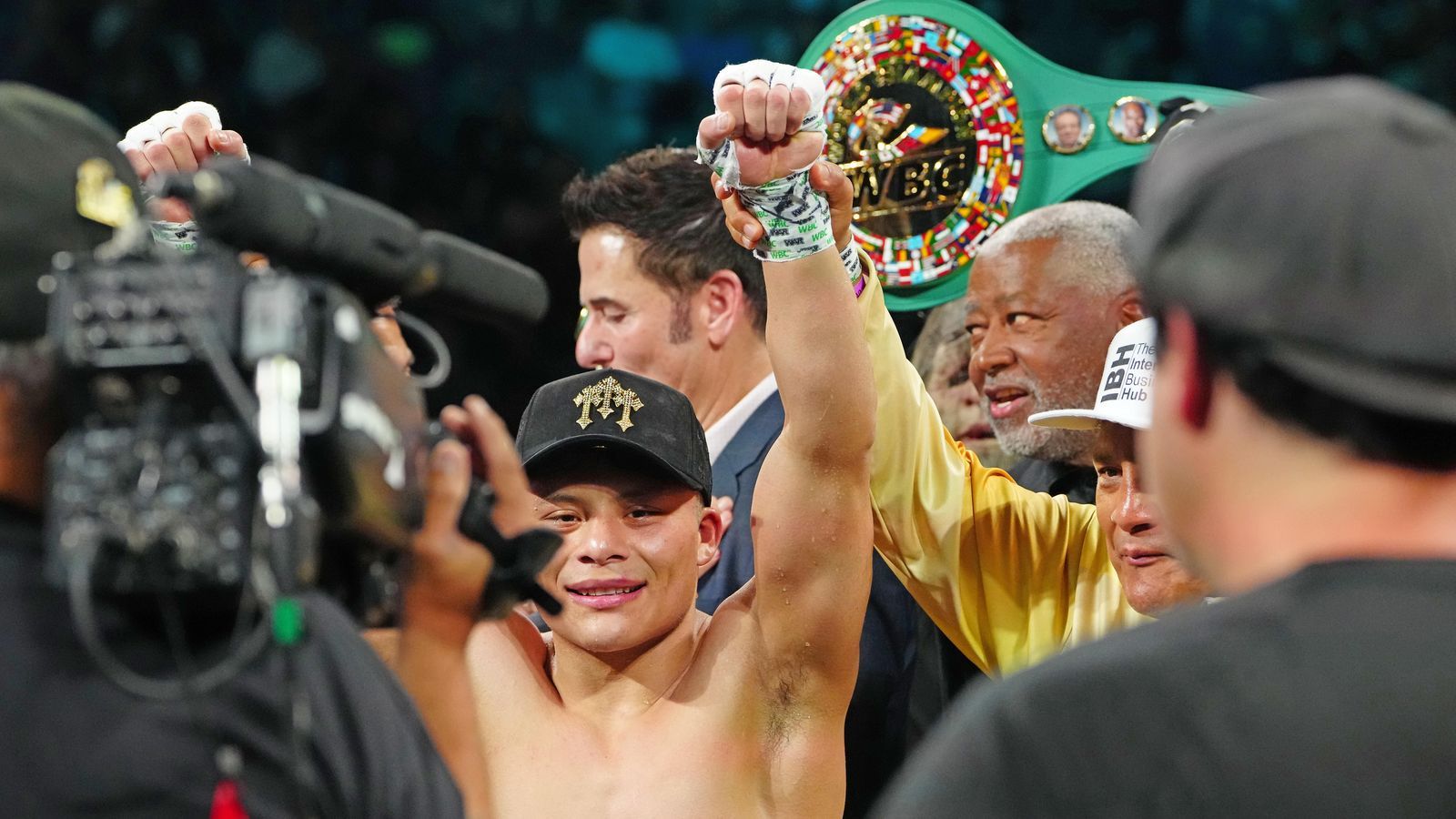 1600x900 Pitbull Cruz Defends His Interim Title Against A Taller, Harder Hitting Bravo