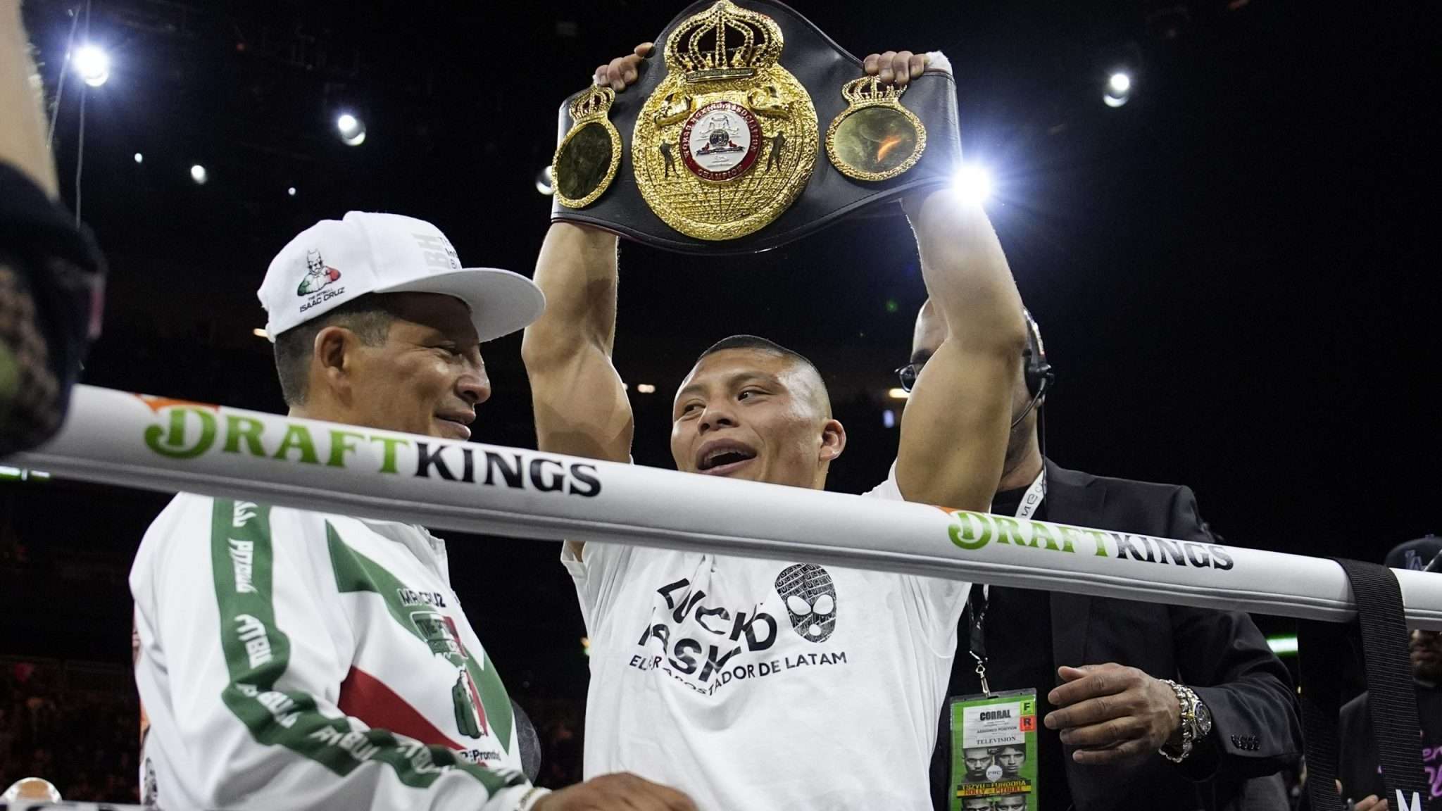 2048x1152 Derrota por TKO Isaac Pitbull Cruz a Rolando Romero y se convierte en campeón mundial. La Opción de Chihuahua