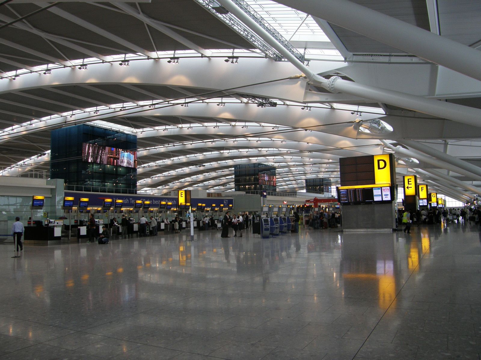 1600x1200 The Departures level in Terminal 5 Picture from Heathrow Airport, Piccadilly
