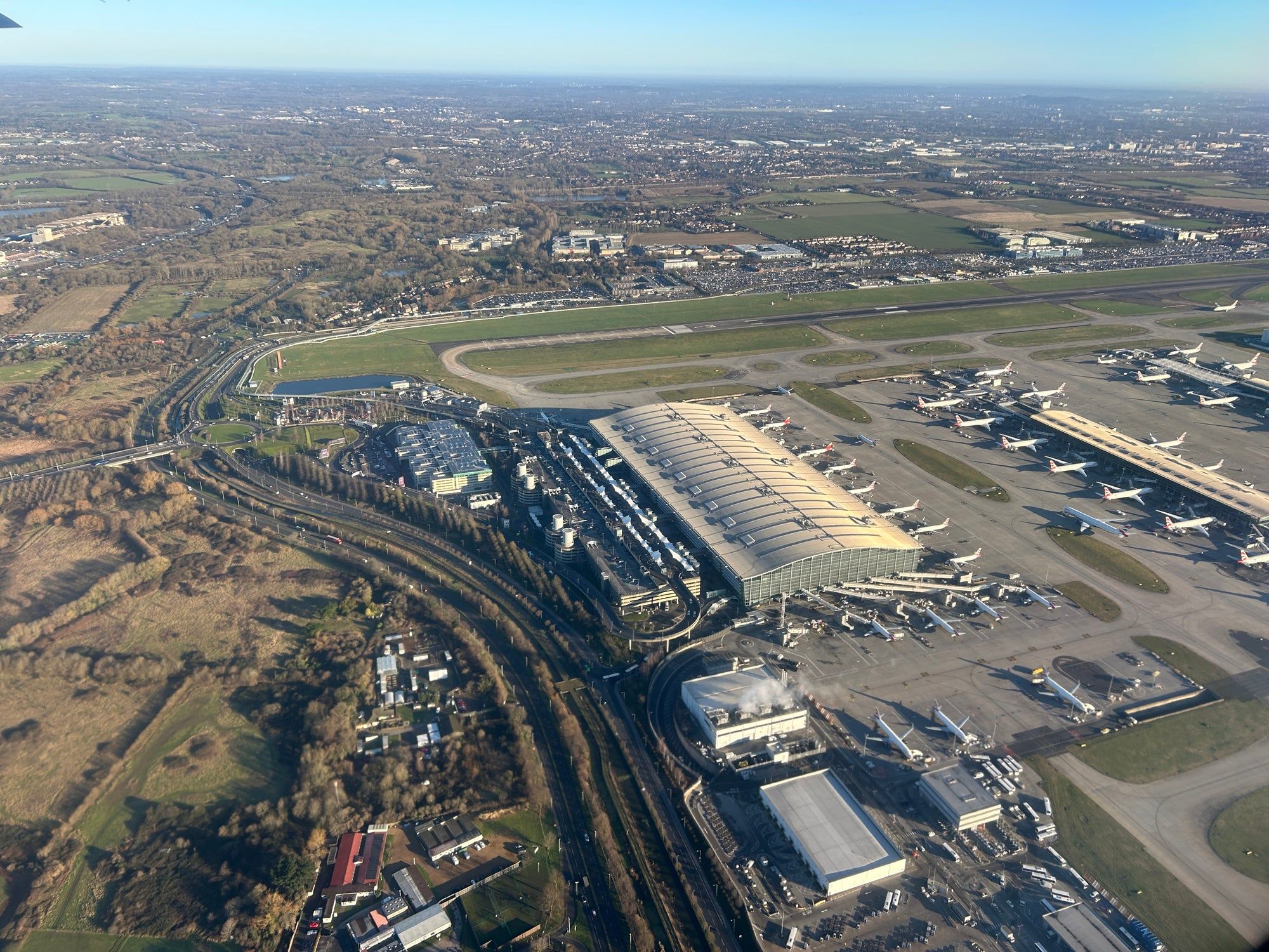2000x1500 Heathrow's third runway should only be approved if emissions are reduced, report advises
