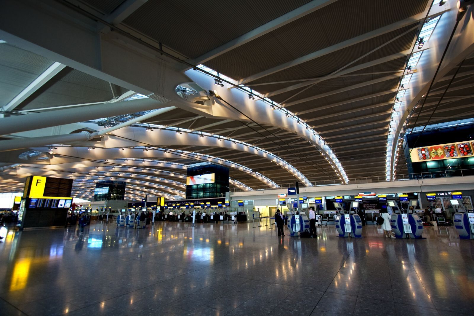 1600x1066 Samsung marketing reaches new heights airport terminal named Samsung Galaxy S5 for two weeks