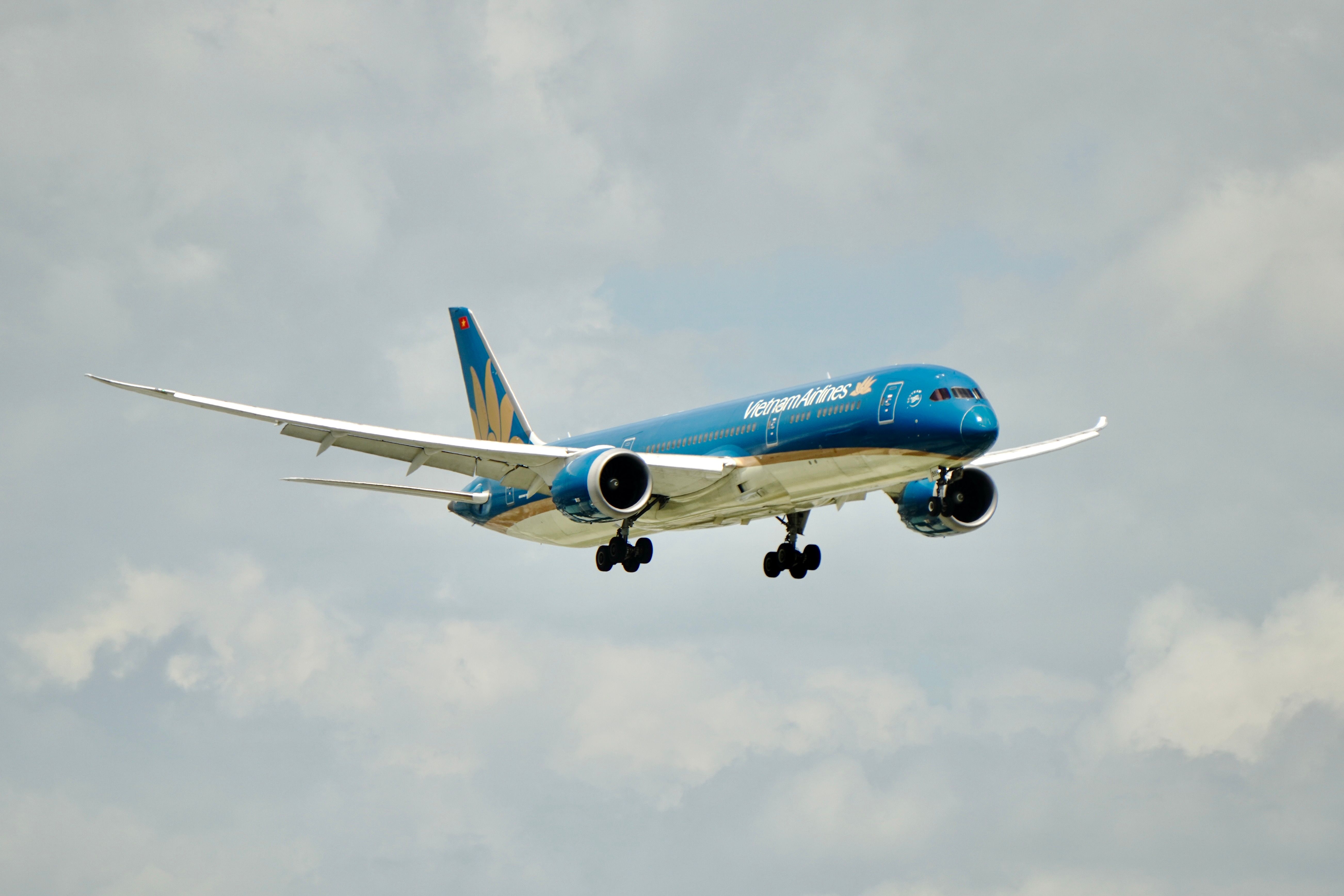 5209x3473 Vietnam Airlines Boeing 787 in Flight · Free