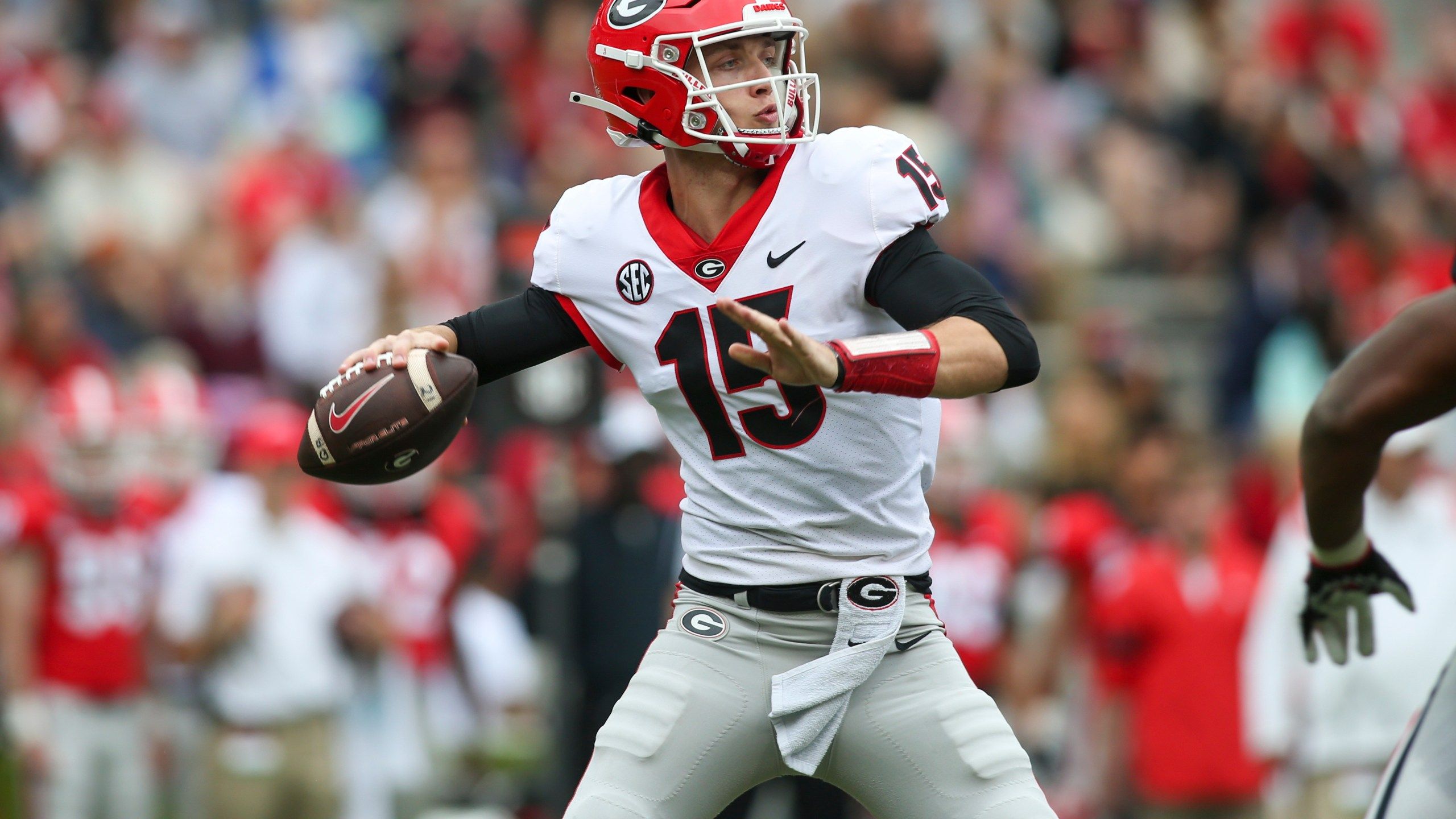 2560x1440 No one in college football has bigger shoes to fill than Georgia's Carson Beck