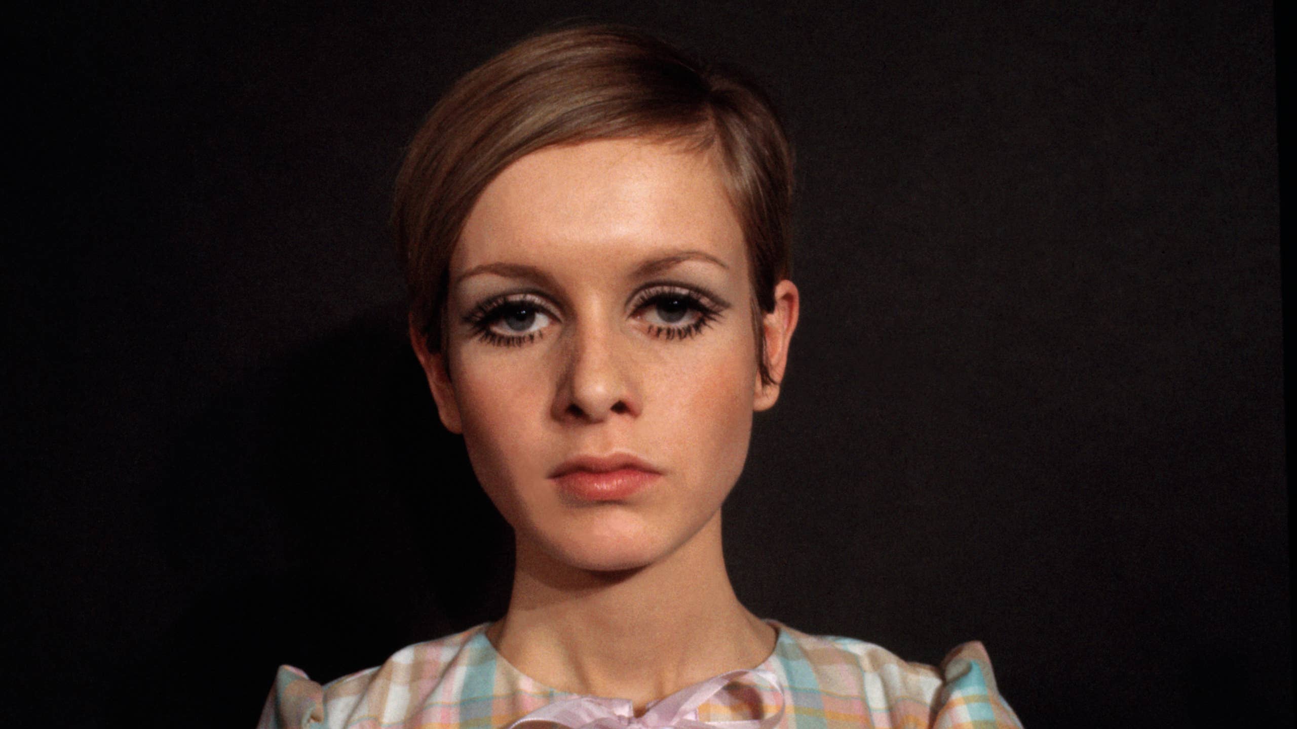 2560x1440 60s Supermodel Twiggy, Is Still a Blonde Beauty in 2026