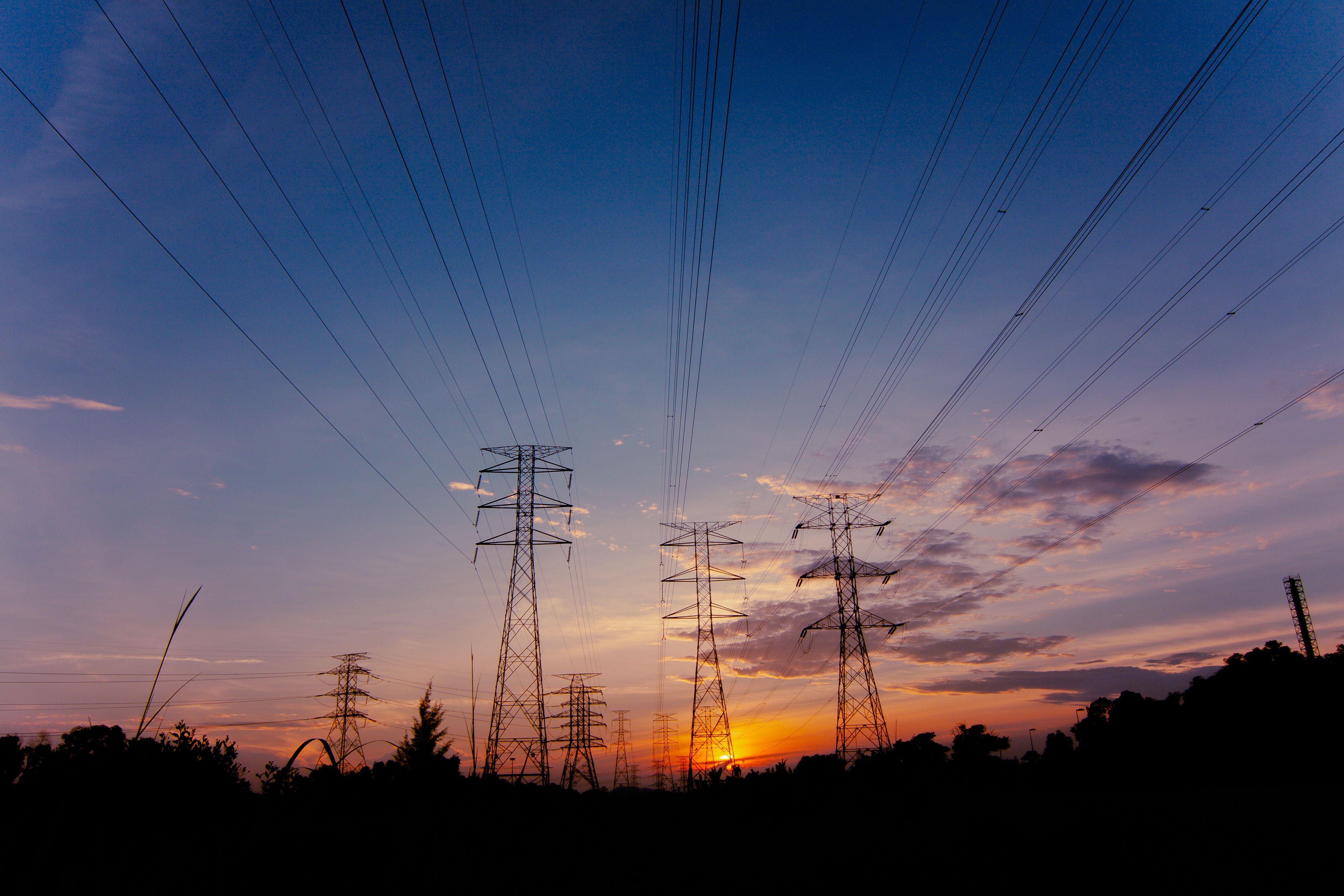 4752x3168 Electricity Pylons at Dawn · Free