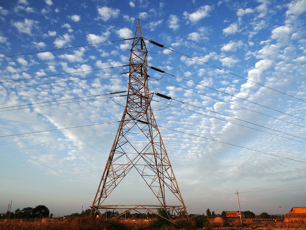 1024x768 A tall metal tower sitting in the middle of a field