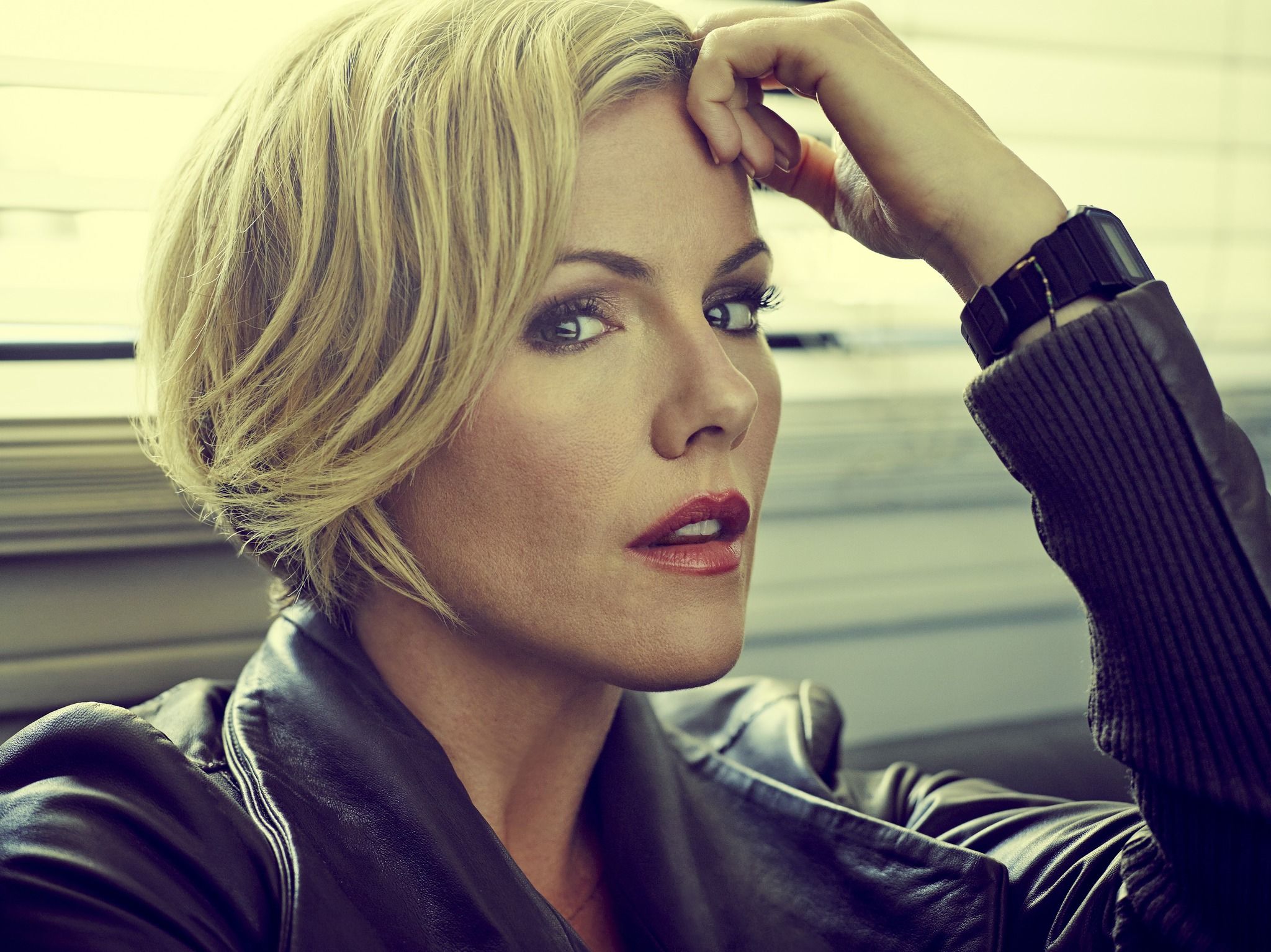 2048x1534 Kathleen Robertson