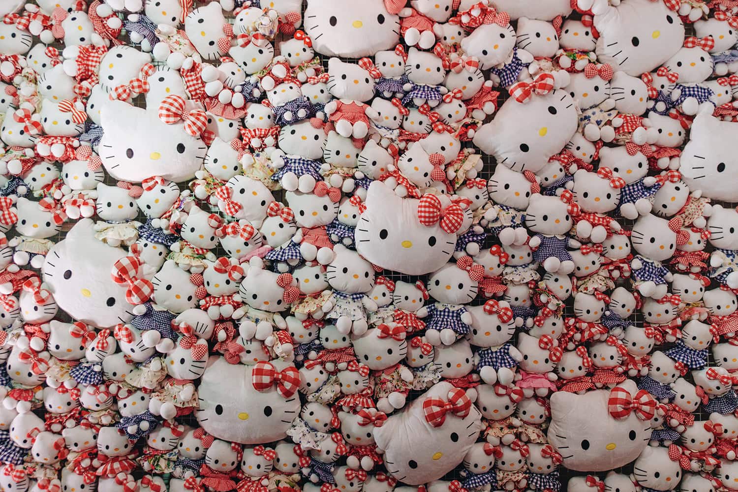 1500x1000 Péro X Hello Kitty: a Unique Blend of Style and Friendship