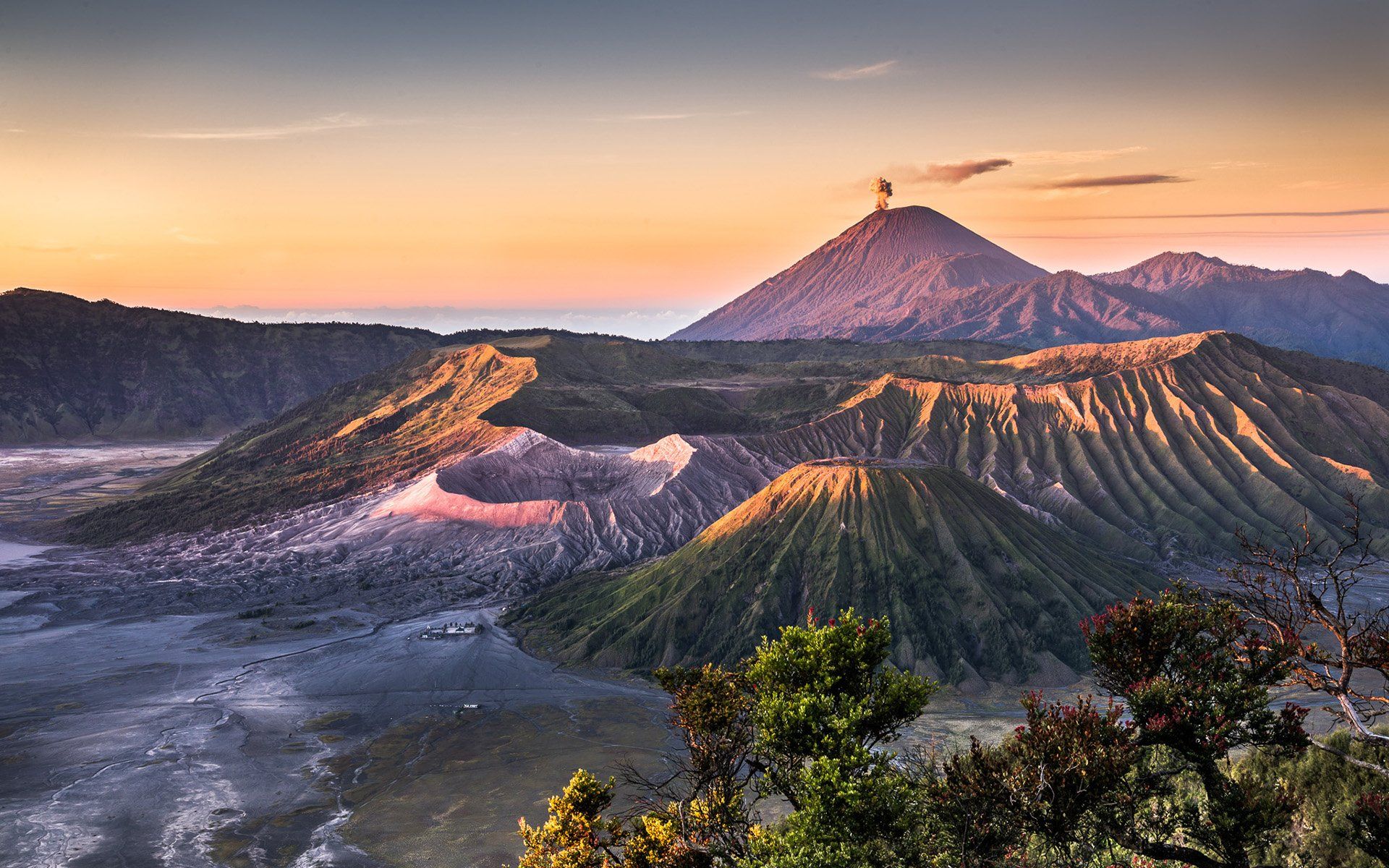 1920x1200 Stunning HD Wallpaper of Mount Bromo in Nature's Glory