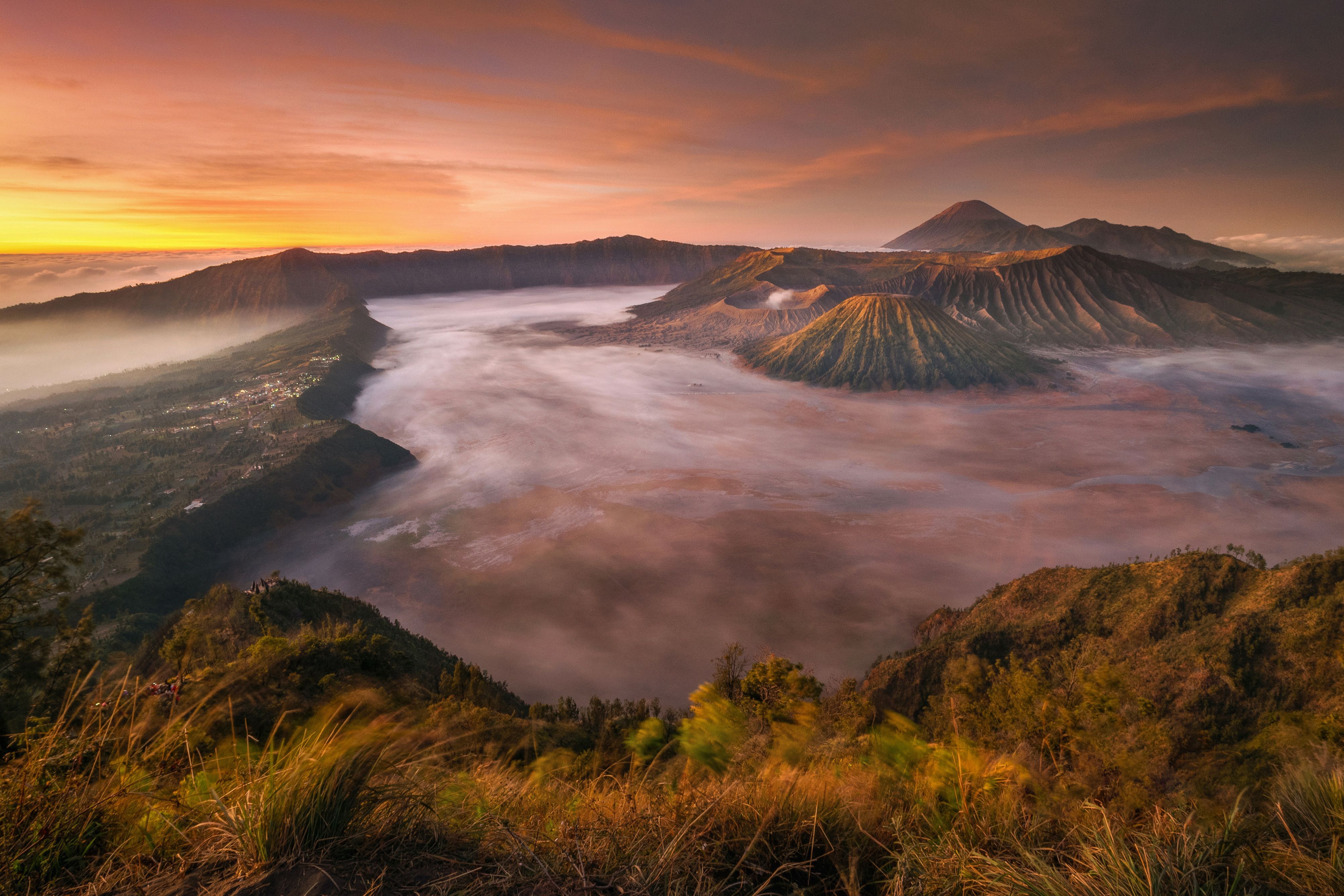 4009x2673 Stunning Sunrise Over Mount Bromo, Indonesia · Free