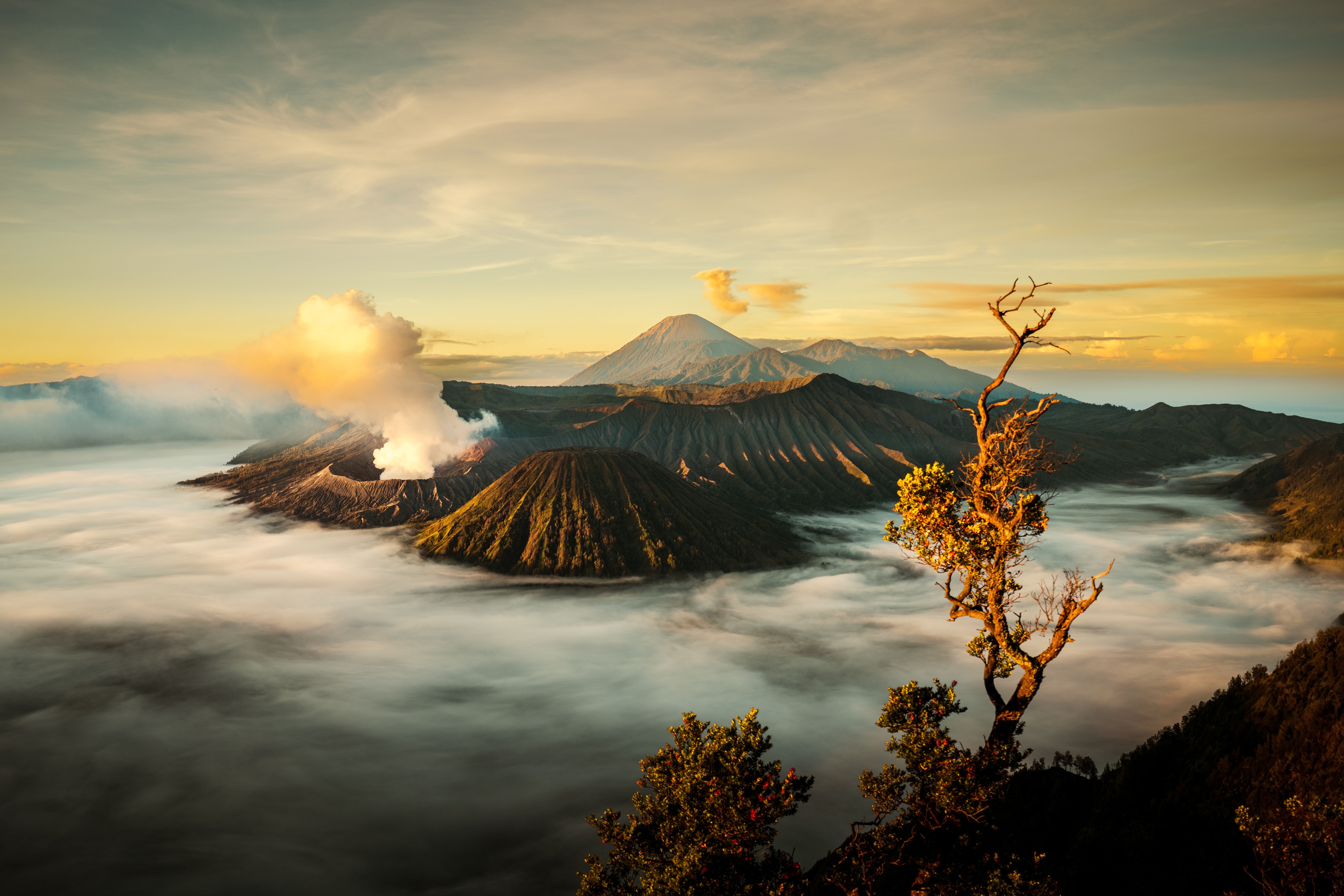 6845x4565 Majestic Sunrise Over Mount Bromo, Indonesia · Free