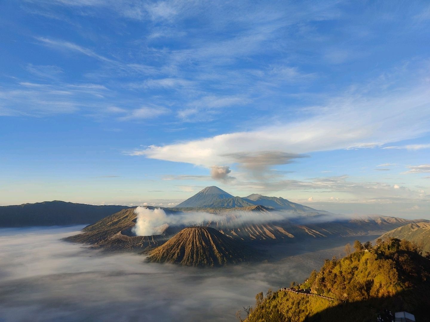 1440x1080 Breathtaking Mountains and Sea of Clouds. Trip.com Tosari