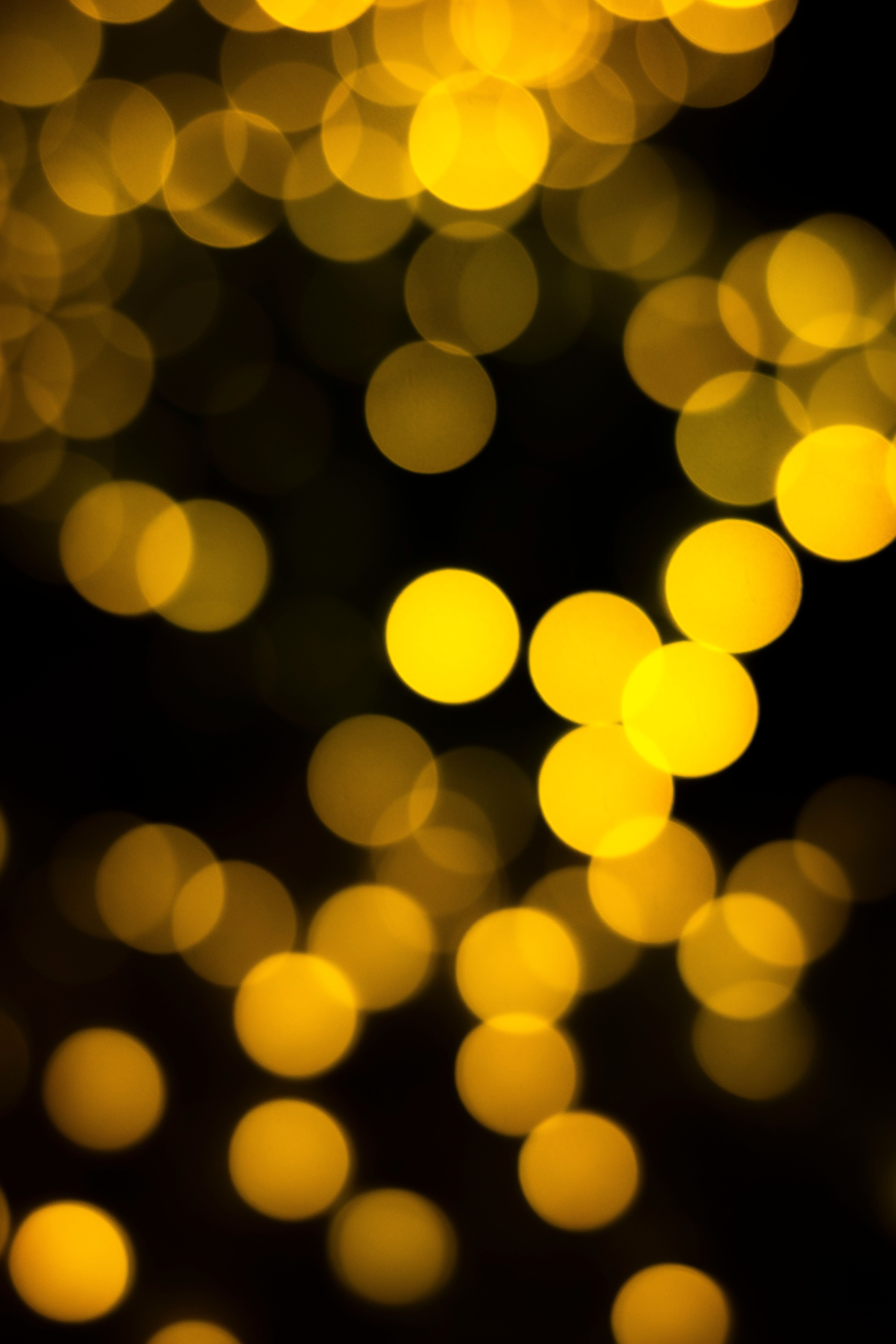 4000x6000 Blurred yellow lights on black background · Free