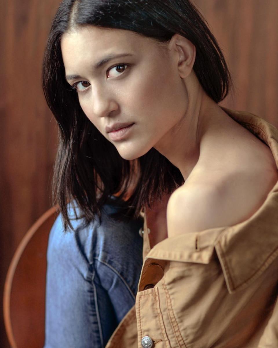 960x1200 Julia Jones Wallpaper
