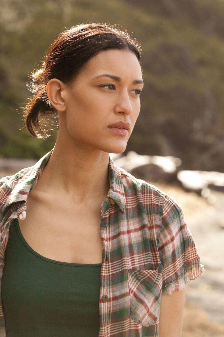 750x1125 Julia Jones Wallpaper