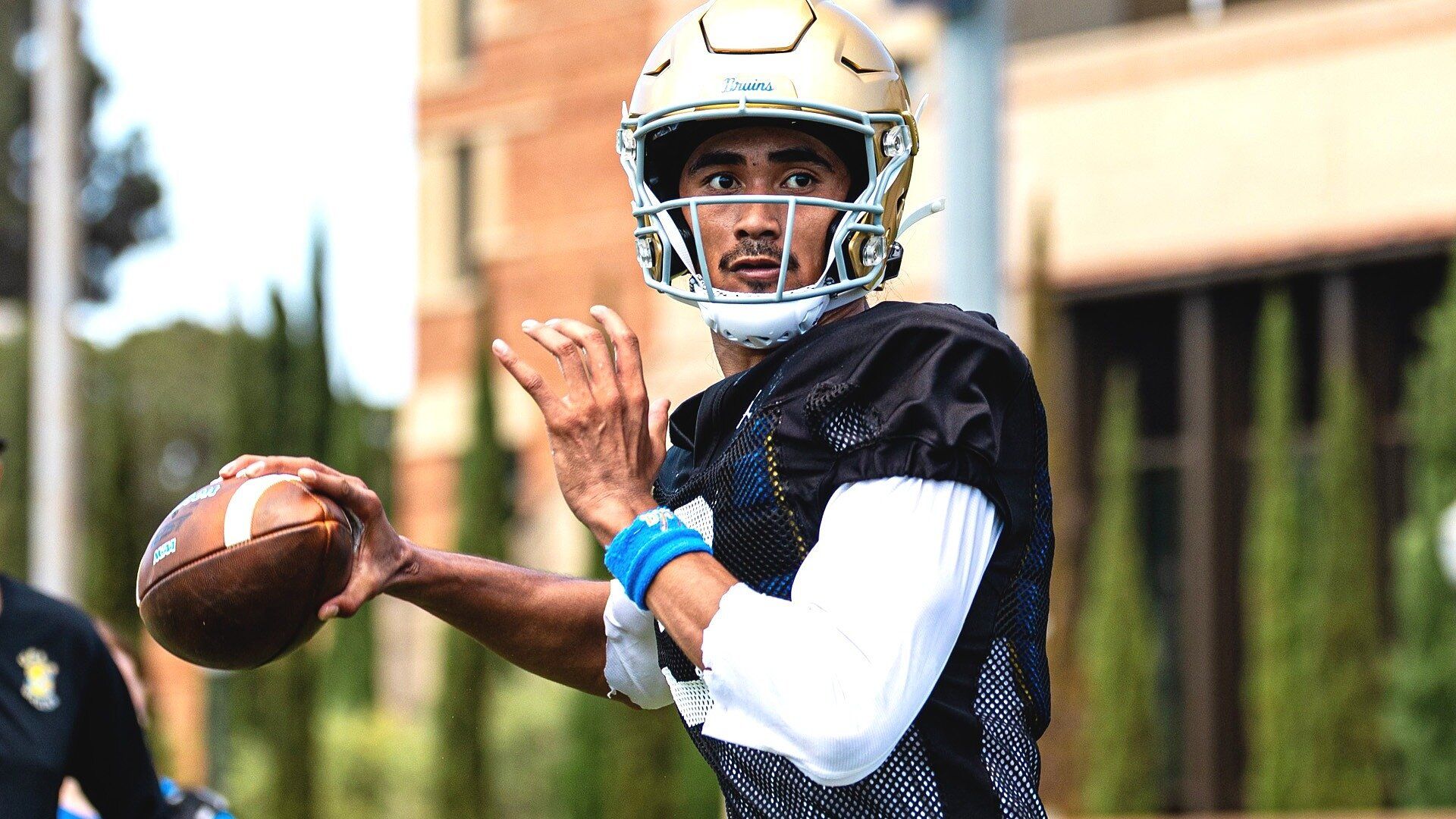 1920x1080 B1G Moment: 1991 Desmond Howard Heisman Pose+