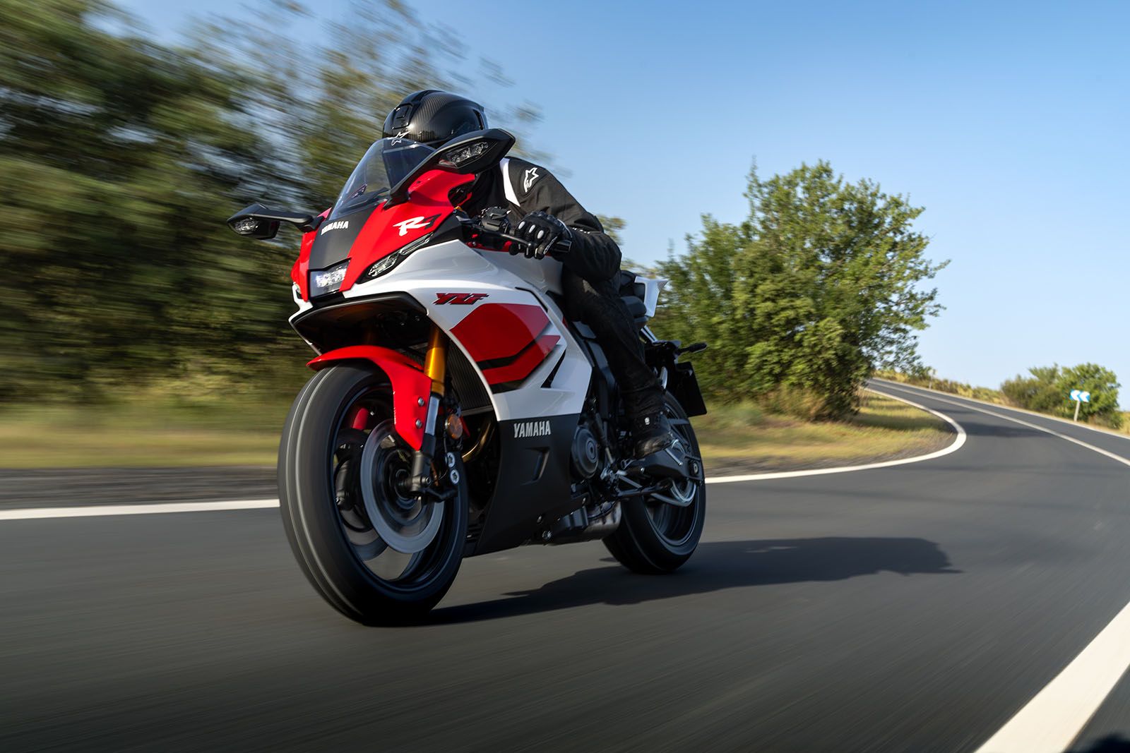 1600x1067 Reviewed: Yamaha R7