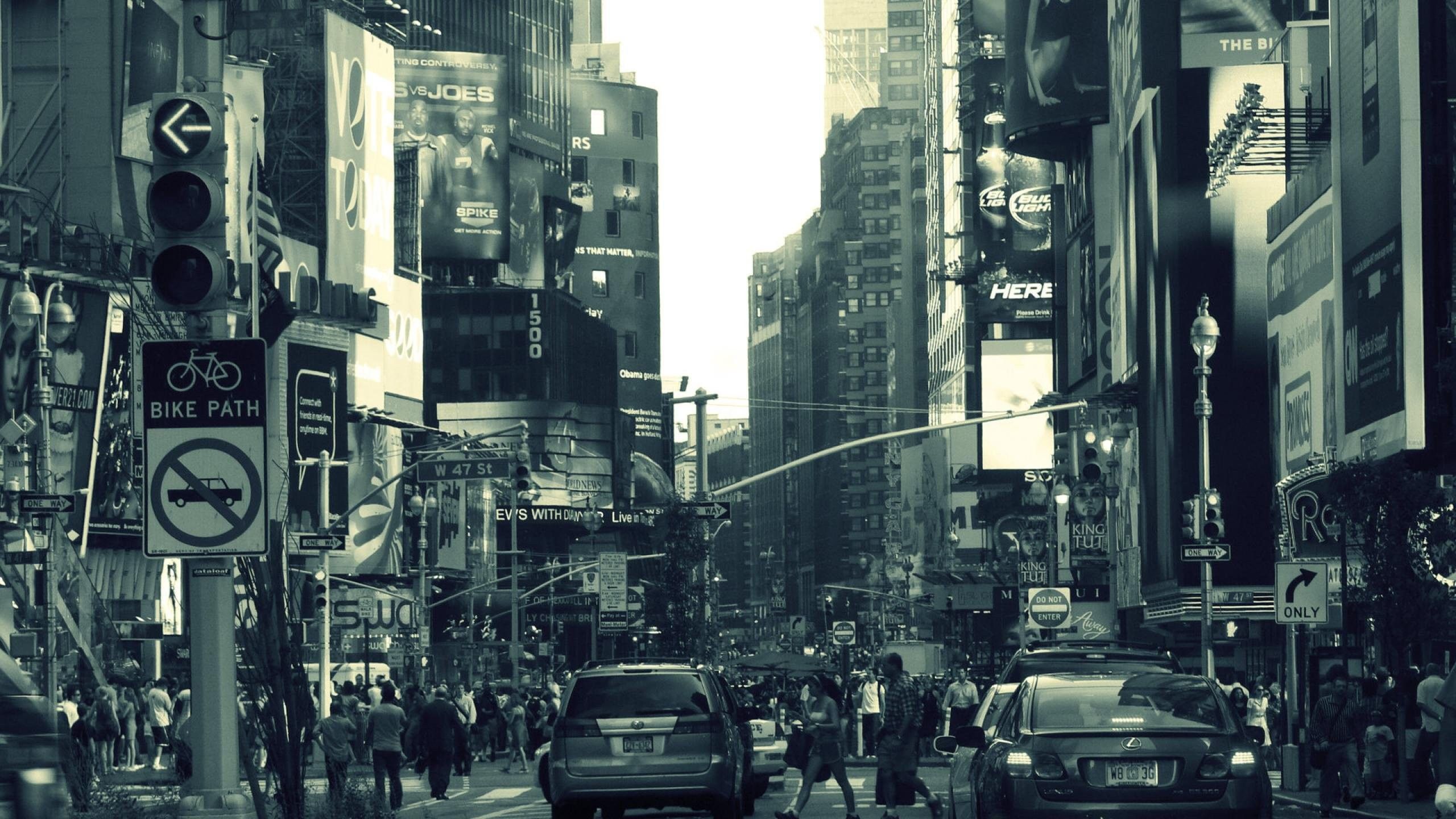 2560x1440 architecture, Monochrome, Building, New York City, USA, Street, Car, People, Crowds, Traffic Lights, Road Sign, Urban, Billboards, Filter Wallpaper HD / Desktop and Mobile Background