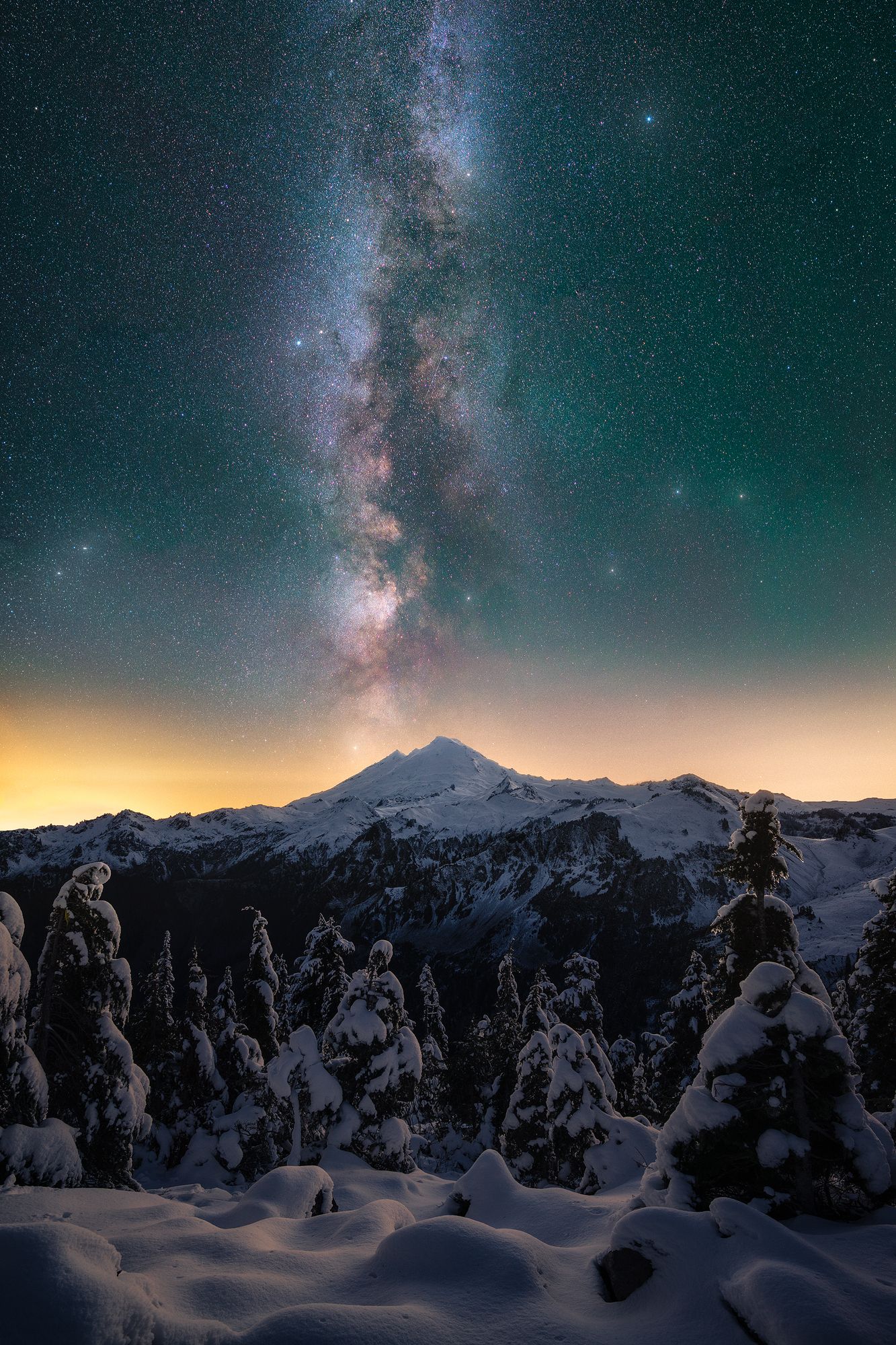 1333x2000 Rare conditions finally lined up at Mt Baker for me to get a shot I've been envisioning for years (OC) [1335x2000] @rosssvhphoto