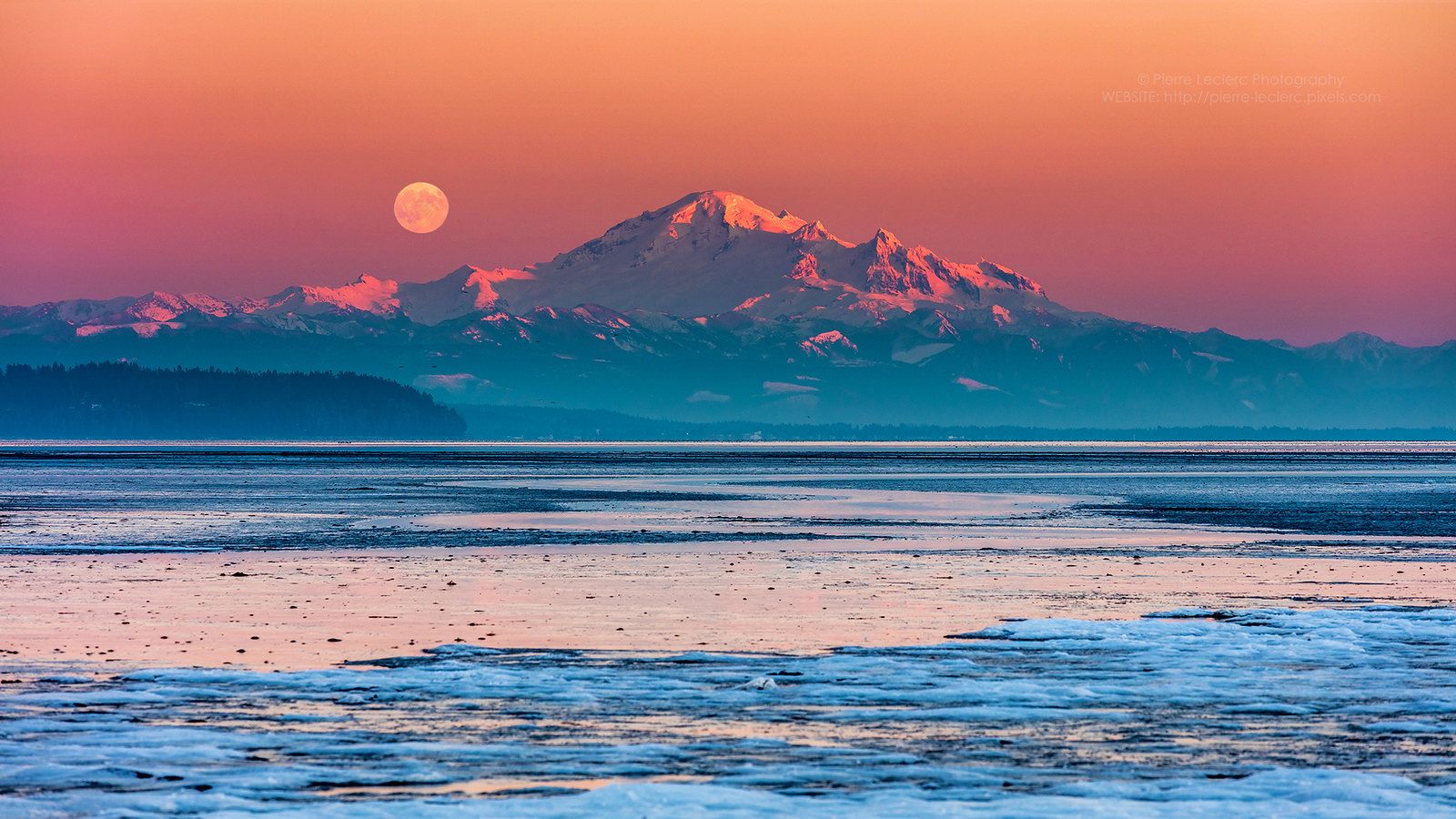 1600x900 Mount Baker Full Moon at sunset on a cold winter evening from the shores of Boundary Bay, BC, Canada by Pierre Leclerc [1600 x 900]