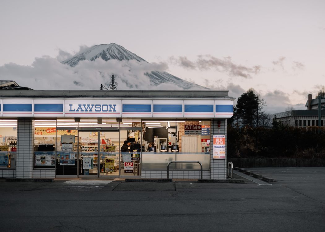 1050x750 Shop in Mountains · Free