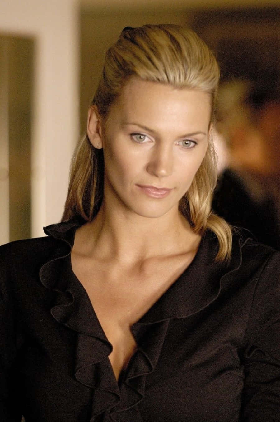900x1353 Download Natasha Henstridge at a red carpet event Wallpaper