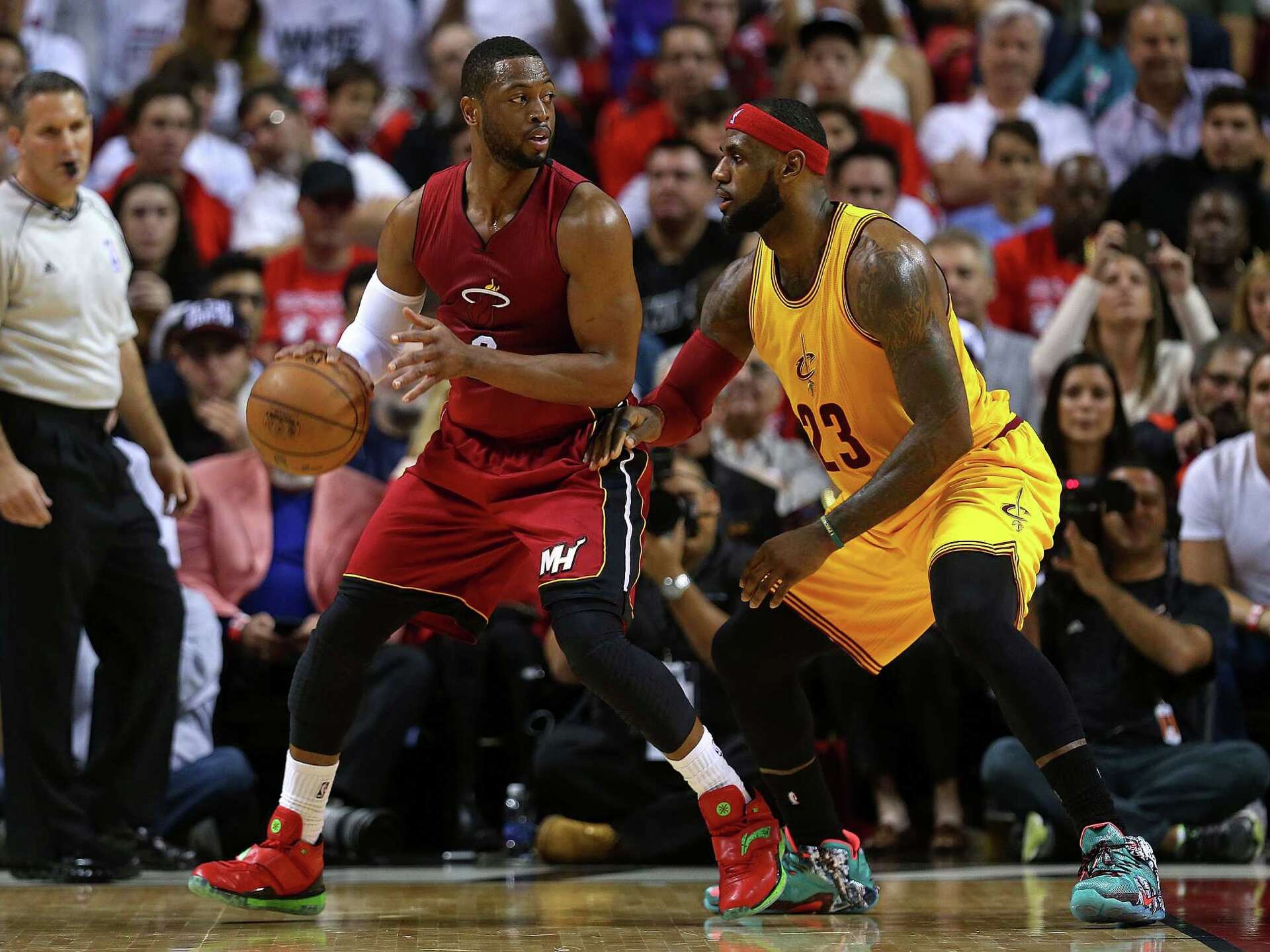 1920x1440 James, Wade look to join 300 club